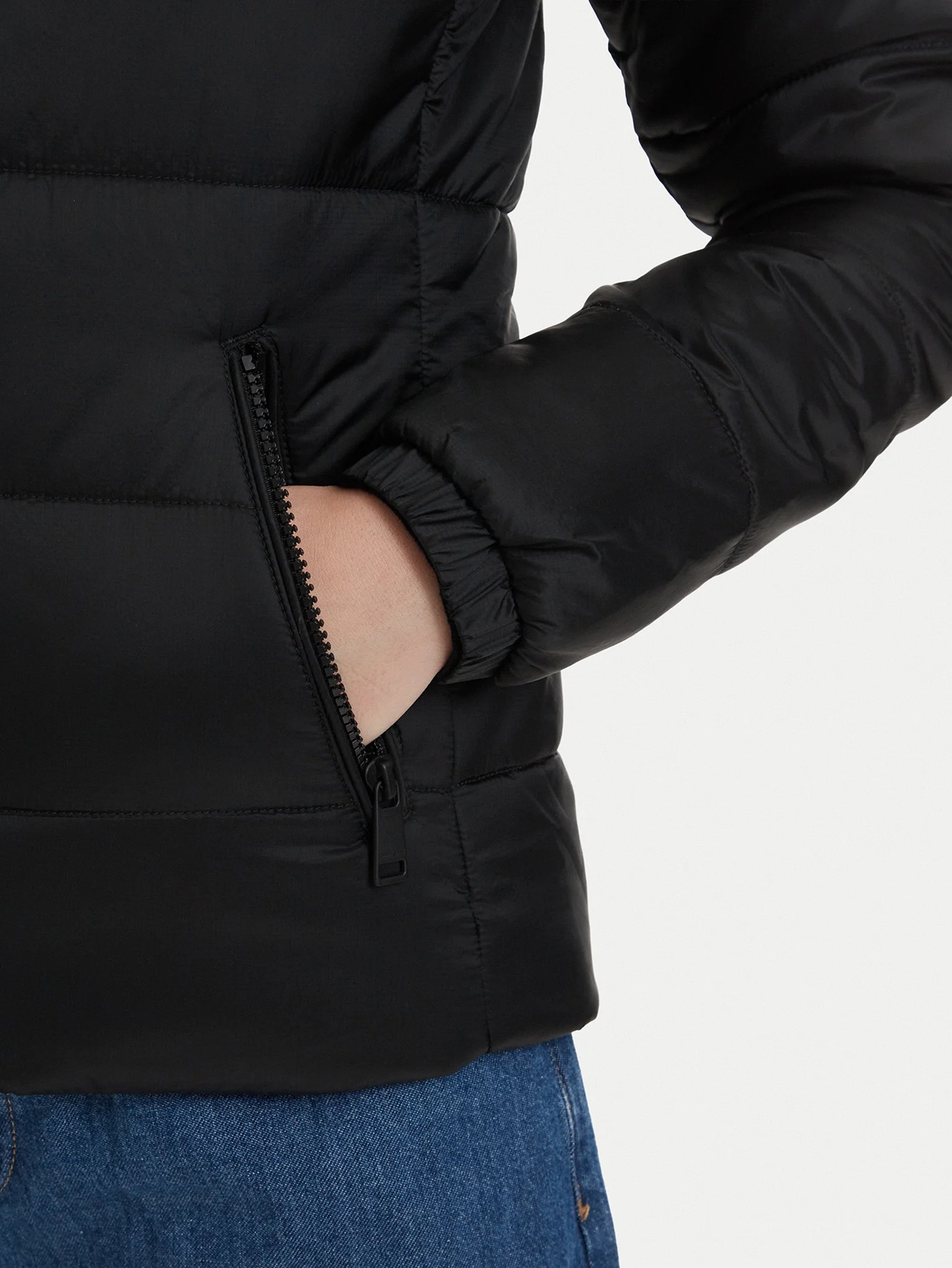 detail Tommy Jeans dámska čierna bunda