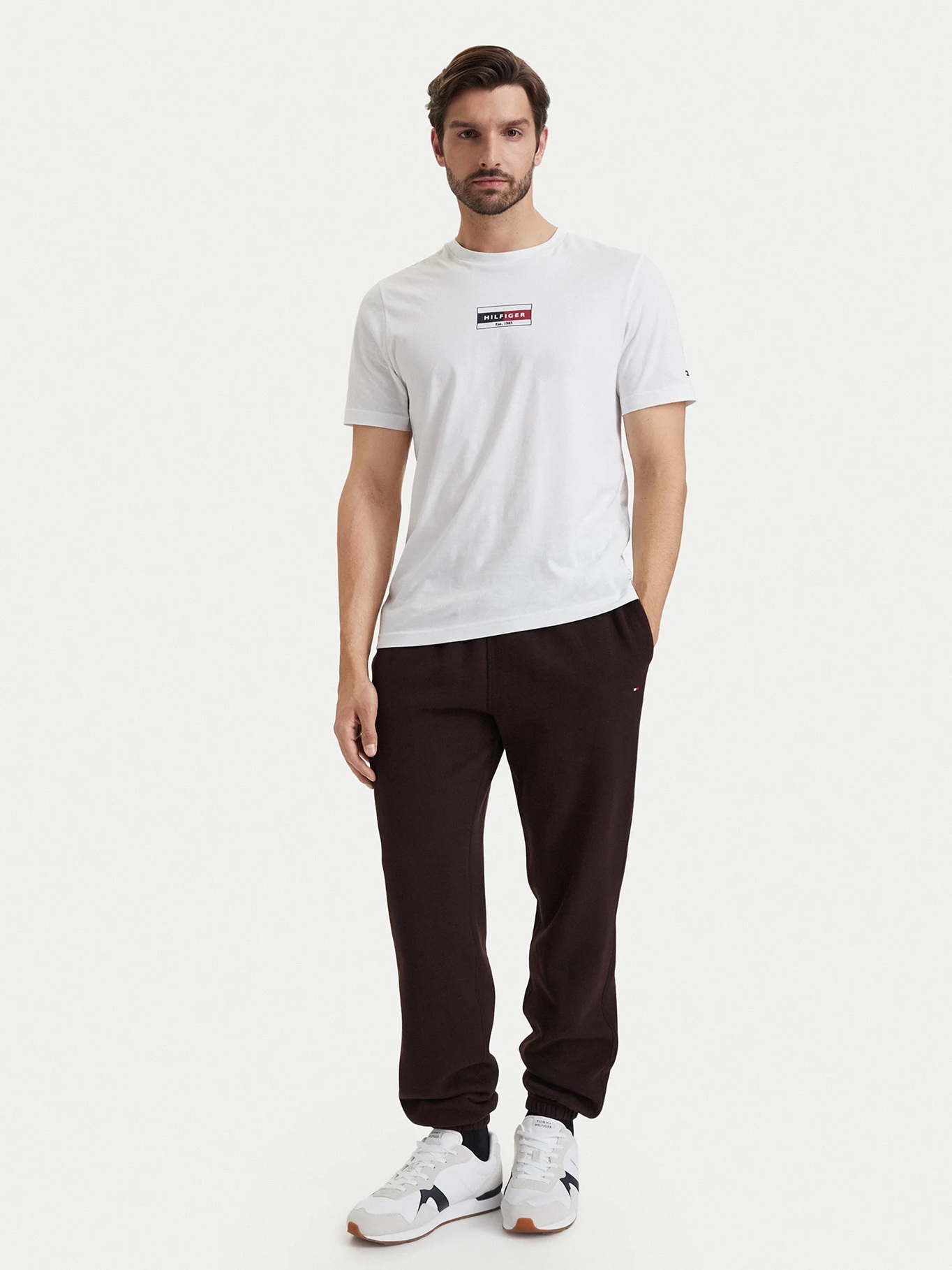 detail Tommy Hilfiger pánske tmavo hnedé tepláky