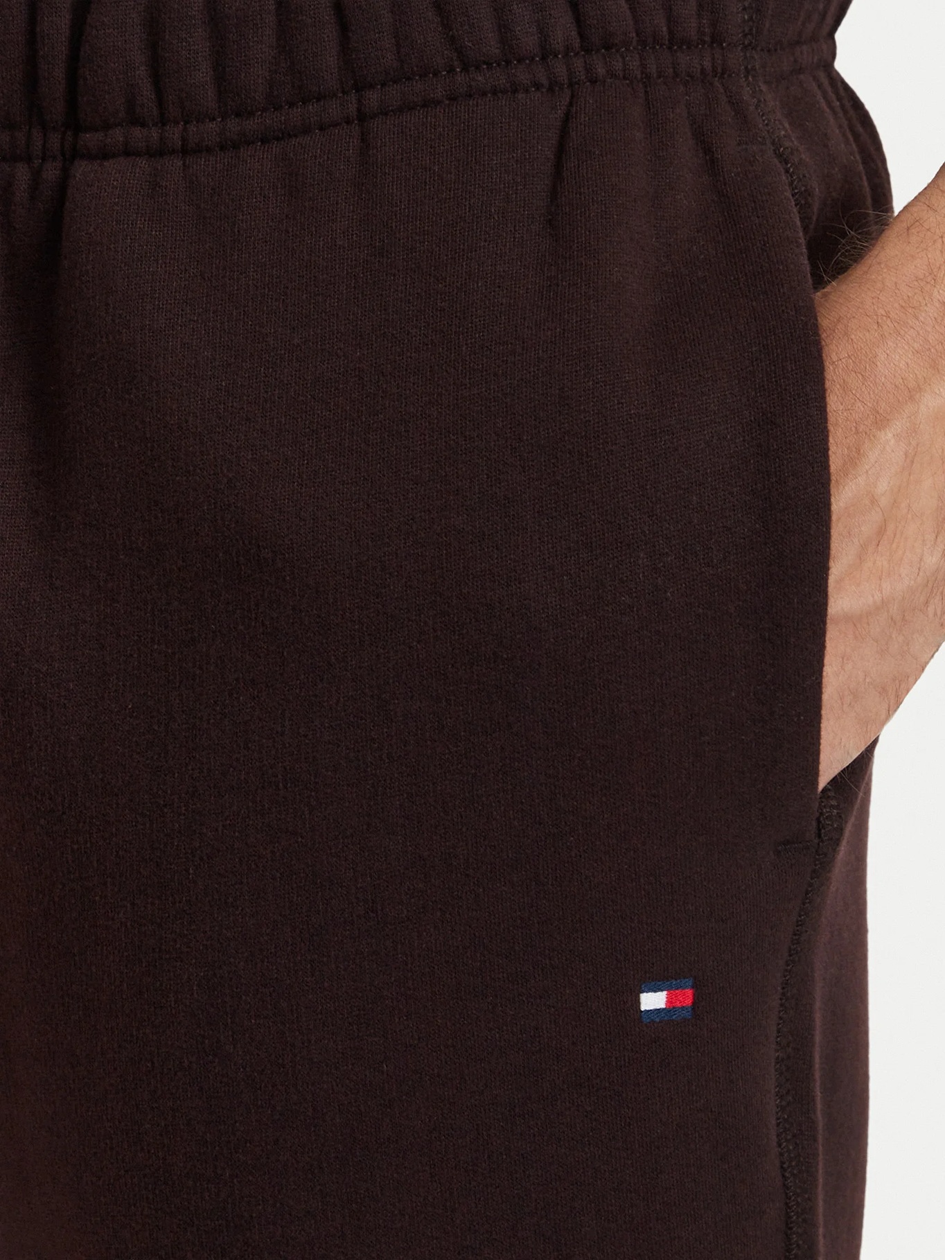 detail Tommy Hilfiger pánske tmavo hnedé tepláky