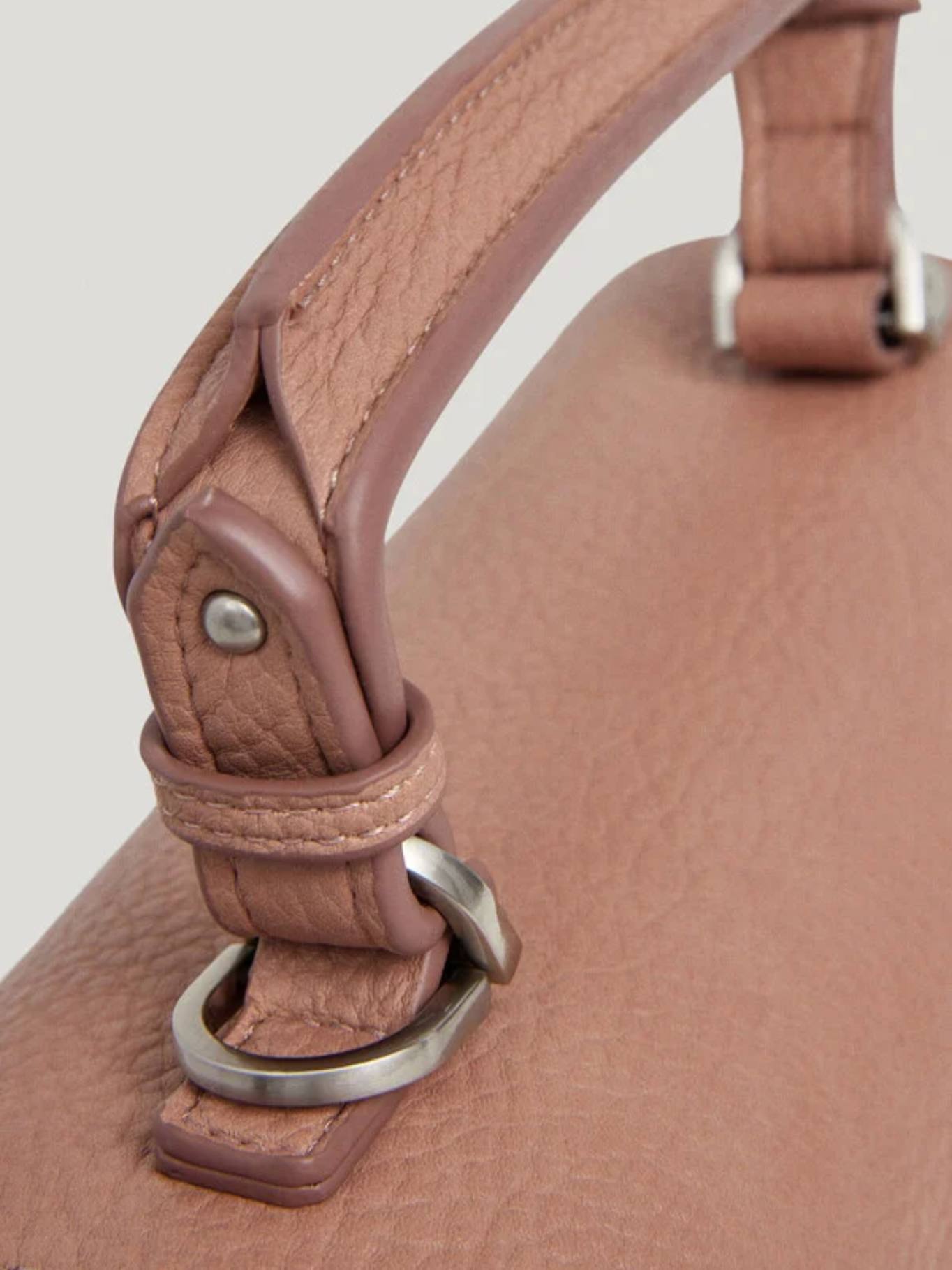 detail Pepe Jeans dámska svetlo hnedá kabelka