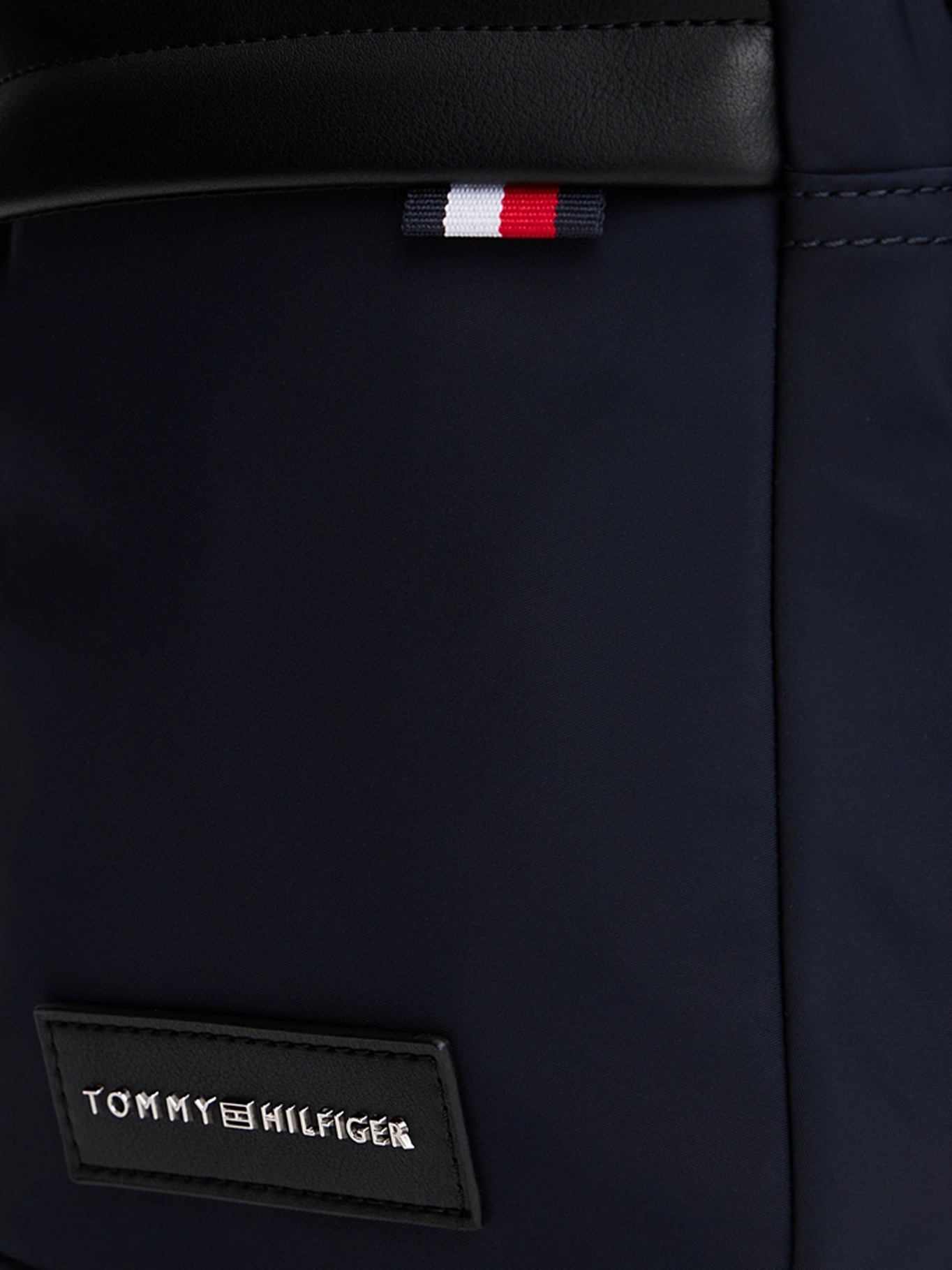 detail Tommy Hilfiger pánska tmavo modrá taška cez rameno