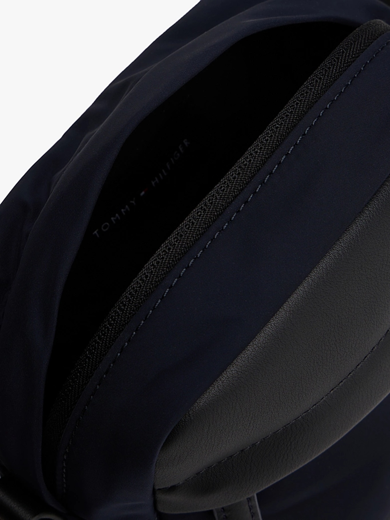 detail Tommy Hilfiger pánska tmavo modrá taška cez rameno