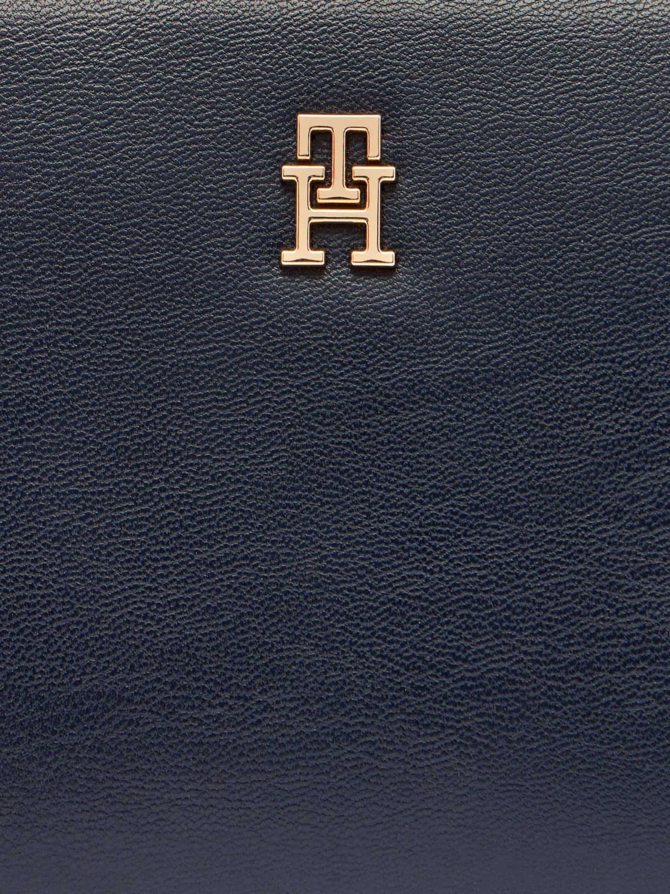 detail Tommy Hilfiger dámska čierna peňaženka