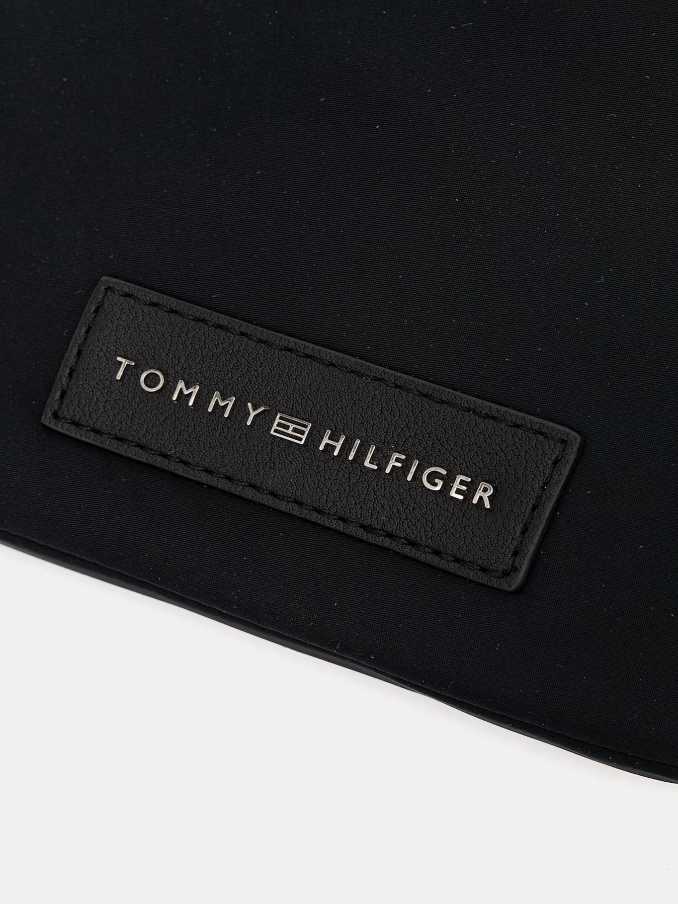 detail Tommy Hilfiger pánska čierna taška cez rameno