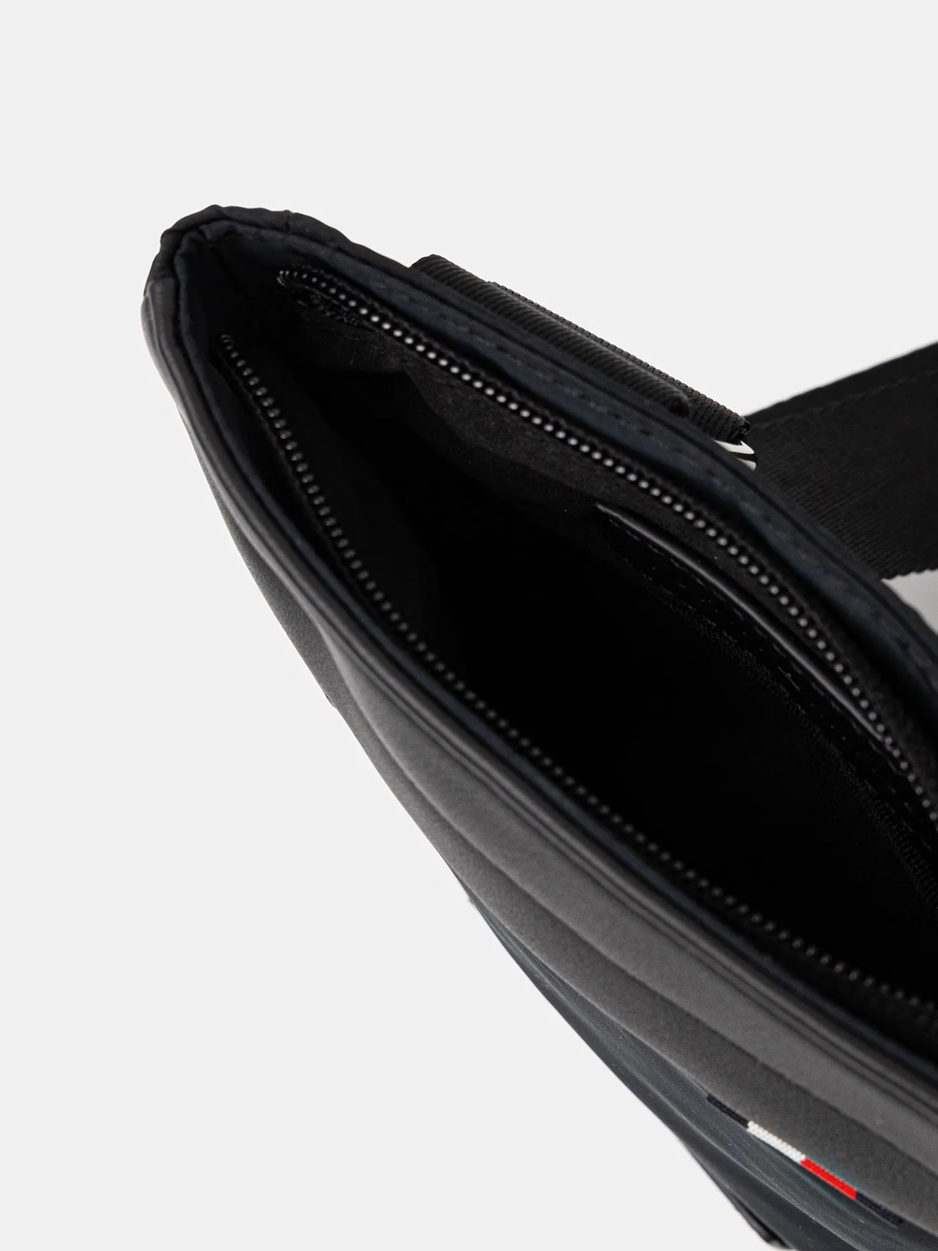 detail Tommy Hilfiger pánska čierna taška cez rameno