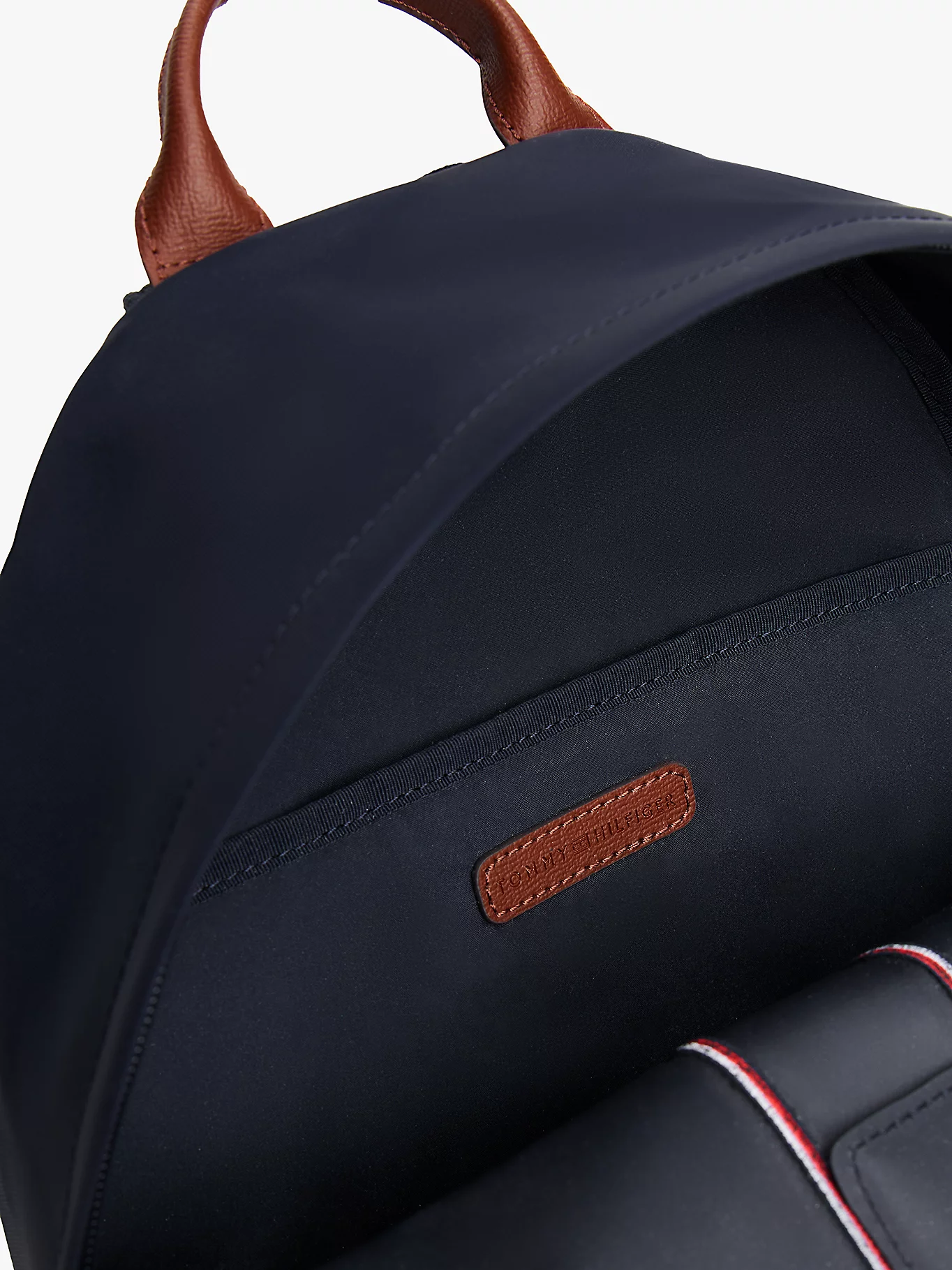 detail Tommy Hilfiger dámsky tmavomodrý batoh