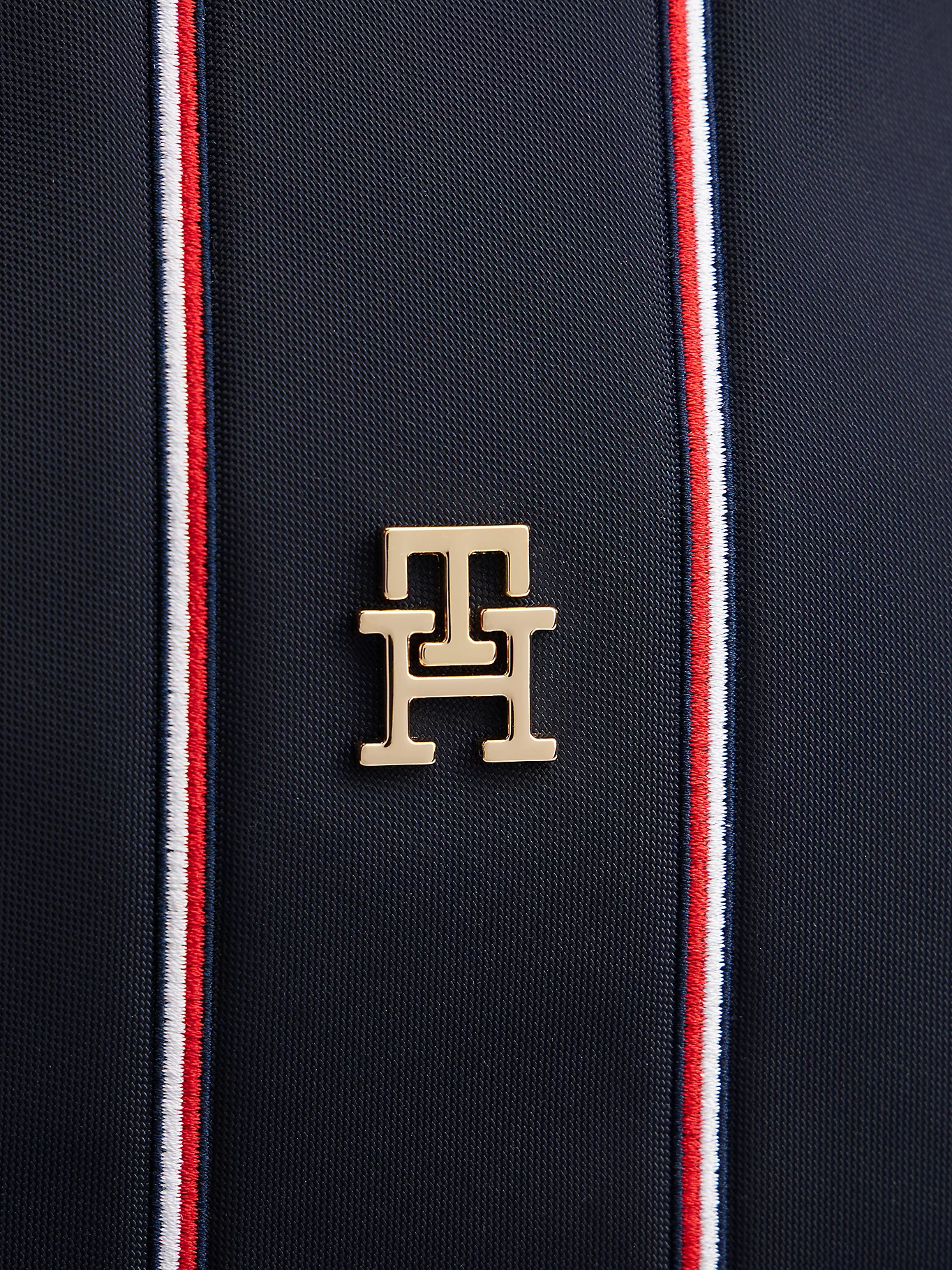 detail Tommy Hilfiger dámsky tmavomodrý batoh
