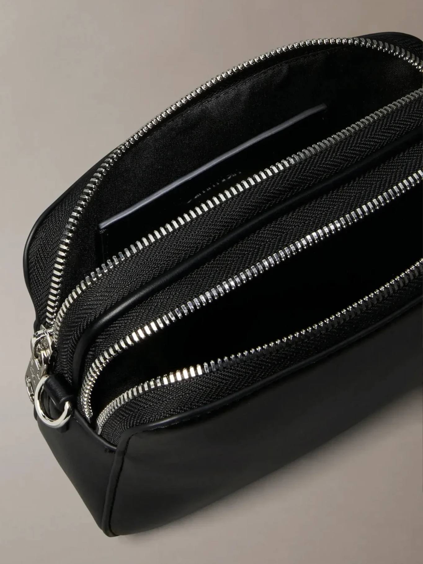 detail Calvin Klein dámska čierna kabelka