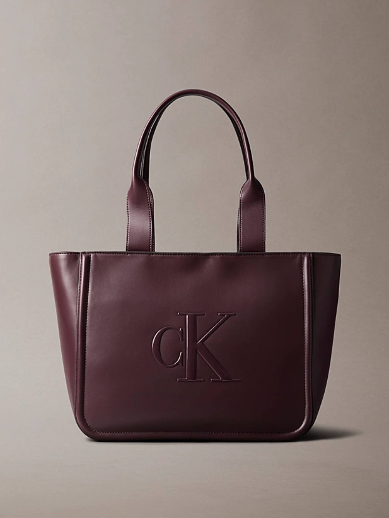 detail Calvin Klein dámska vínová kabelka