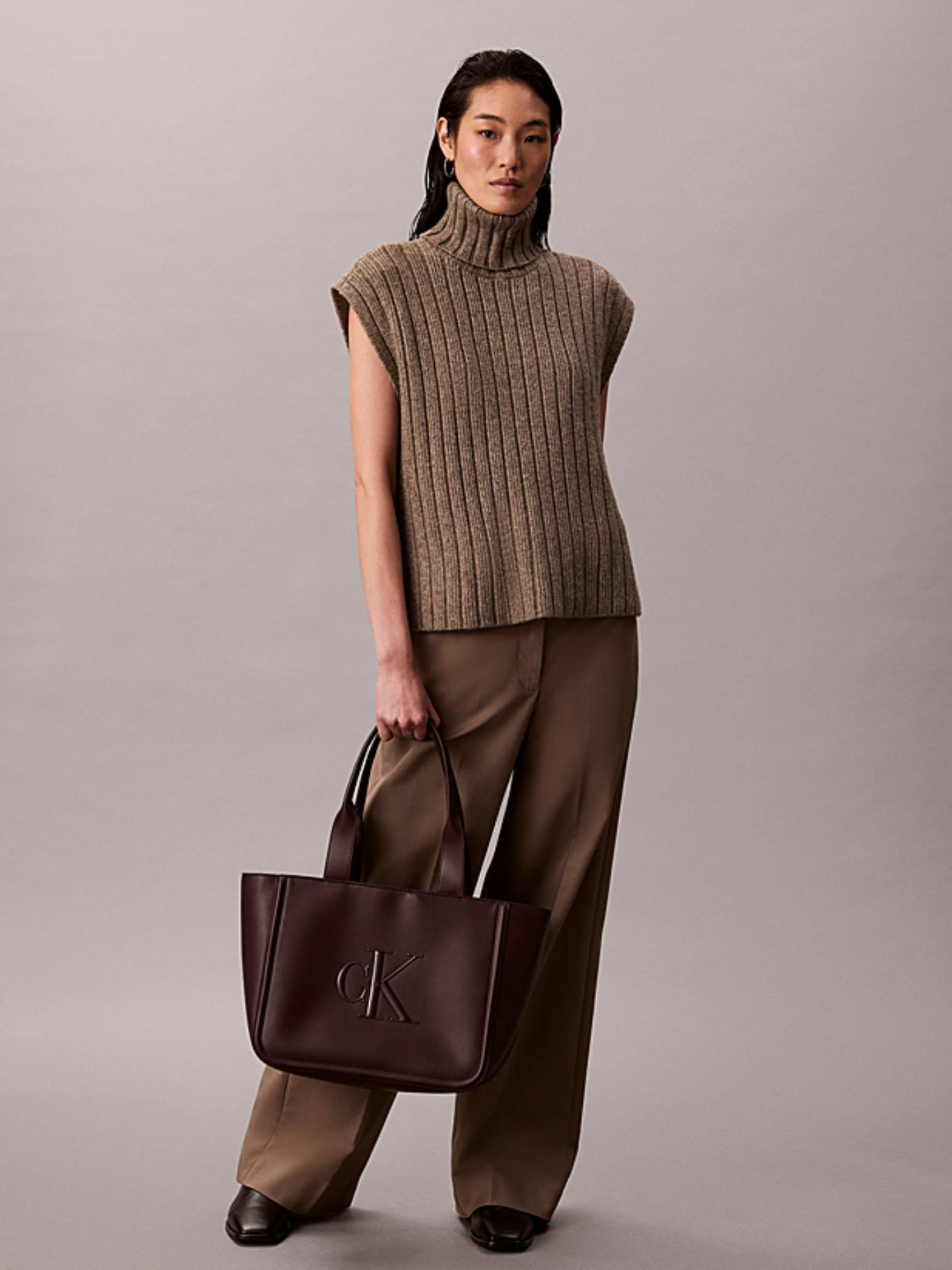 detail Calvin Klein dámska vínová kabelka