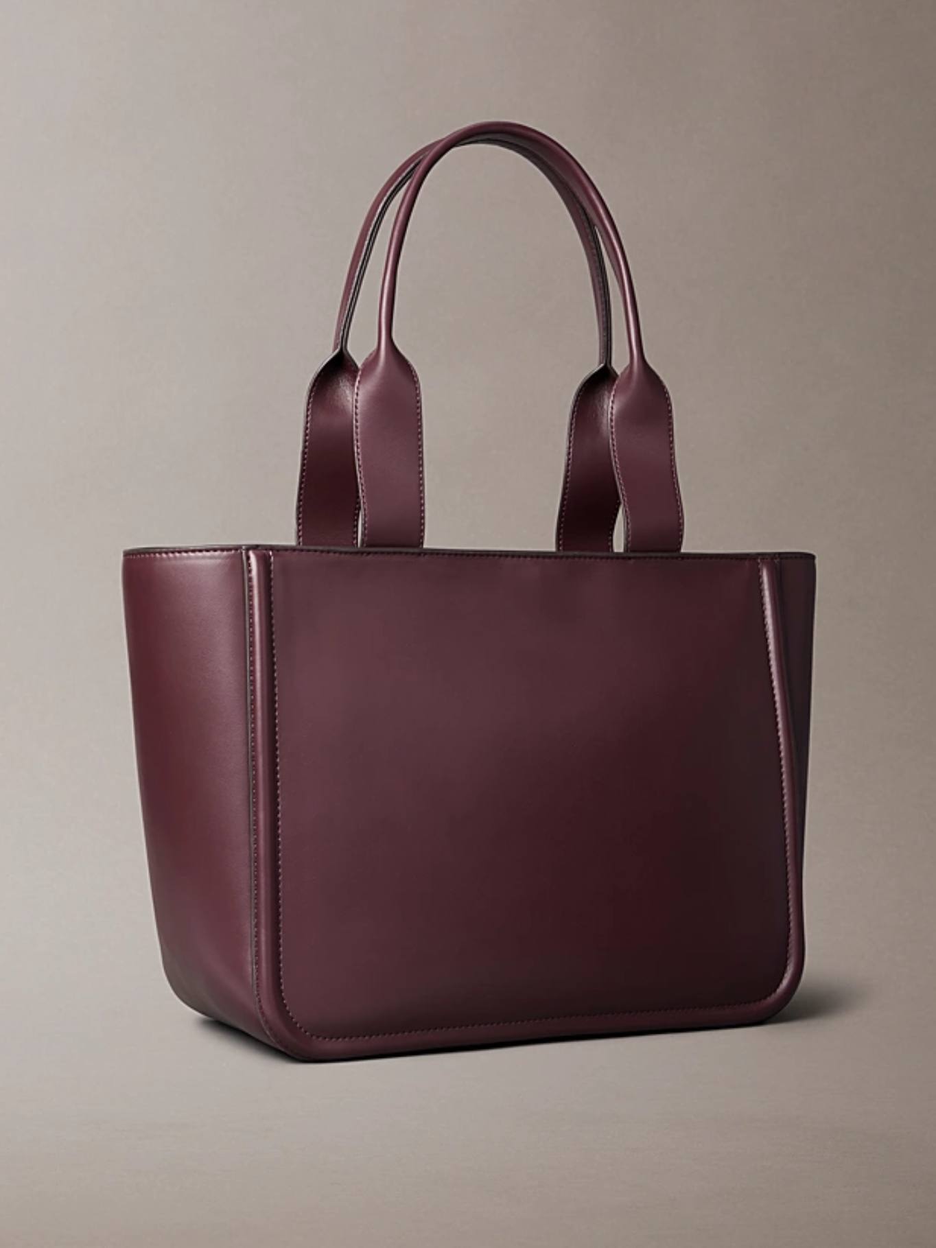 detail Calvin Klein dámska vínová kabelka