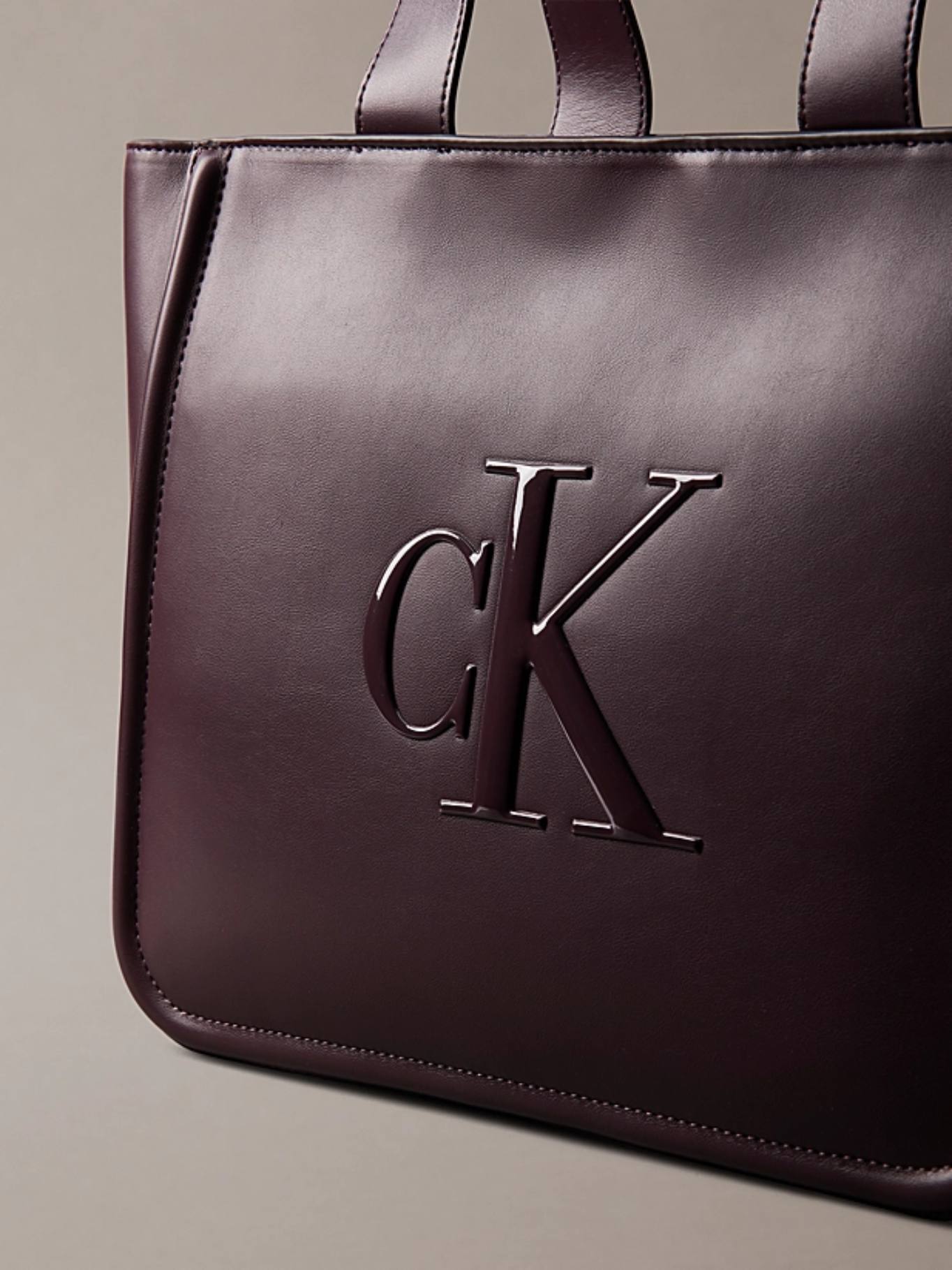 detail Calvin Klein dámska vínová kabelka