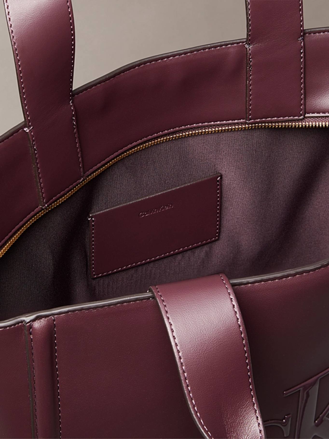 detail Calvin Klein dámska vínová kabelka