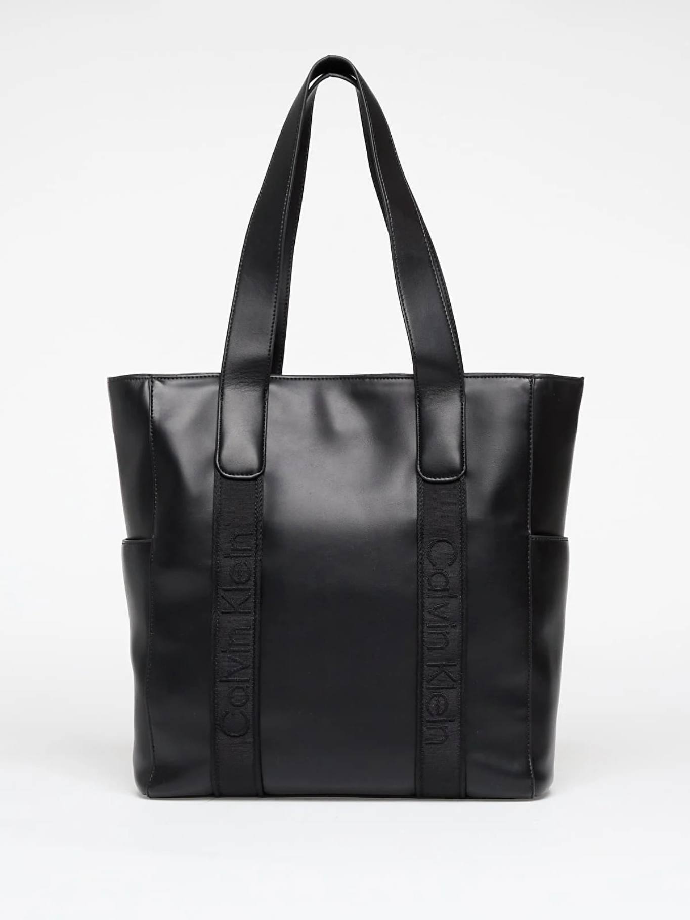 detail Calvin Klein dámska čierna kabelka