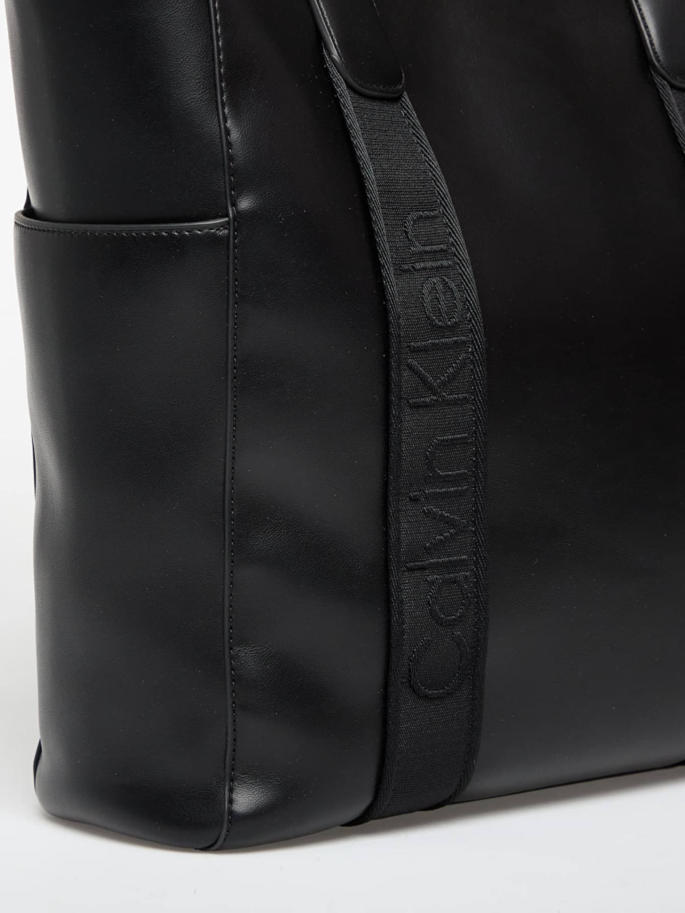 detail Calvin Klein dámska čierna kabelka