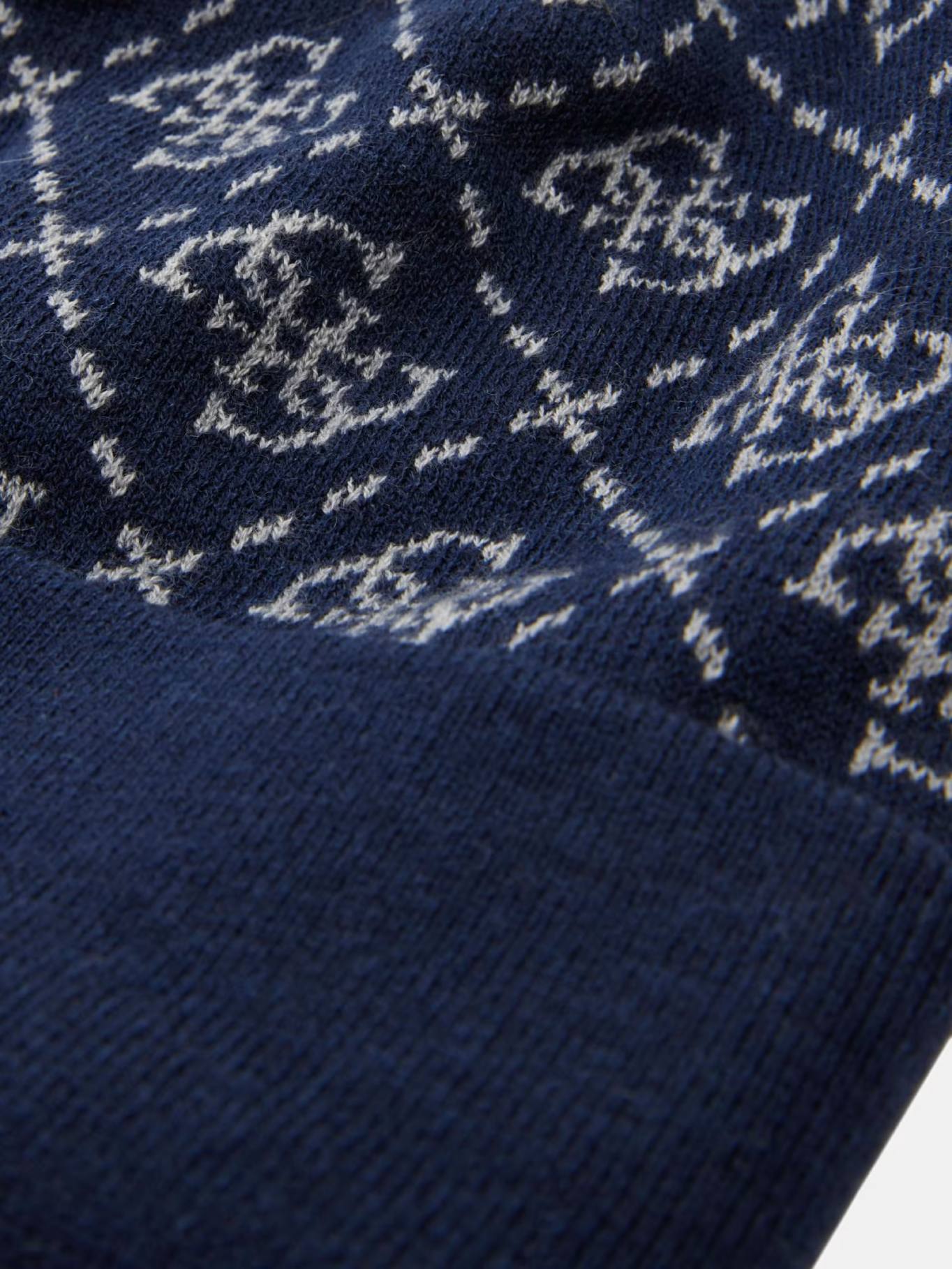 detail Guess pánska tmavo modrá čiapka 