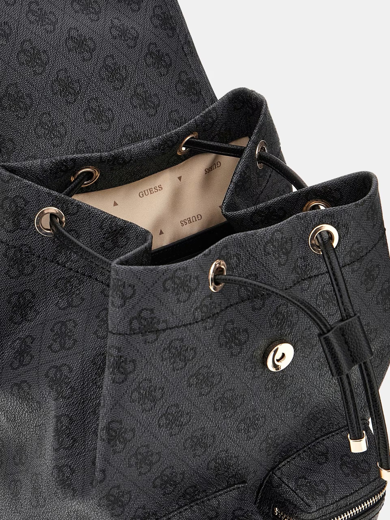 detail Guess dámsky šedý batoh