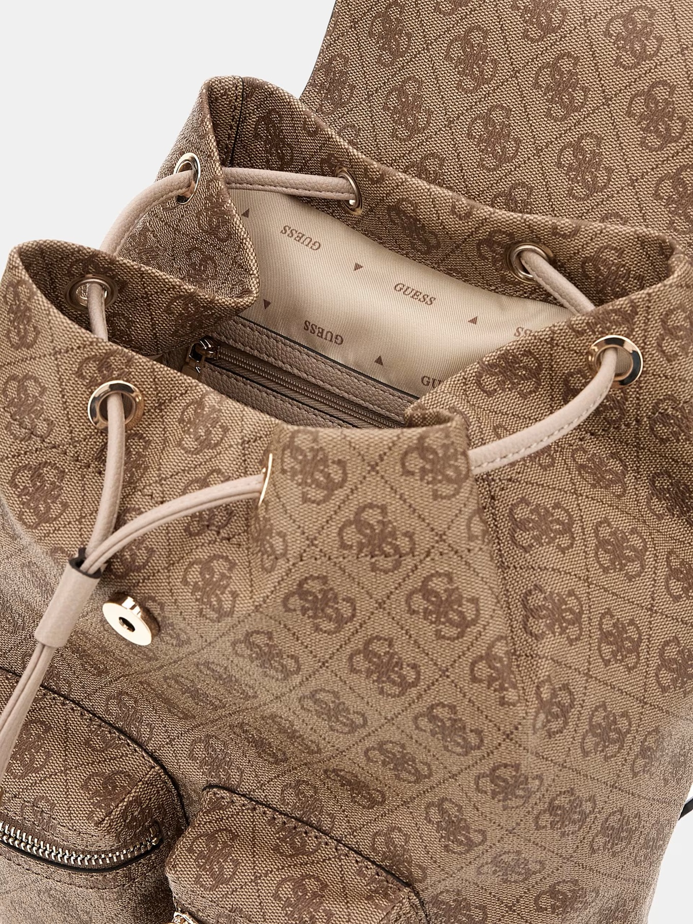 detail Guess dámsky béžový batoh