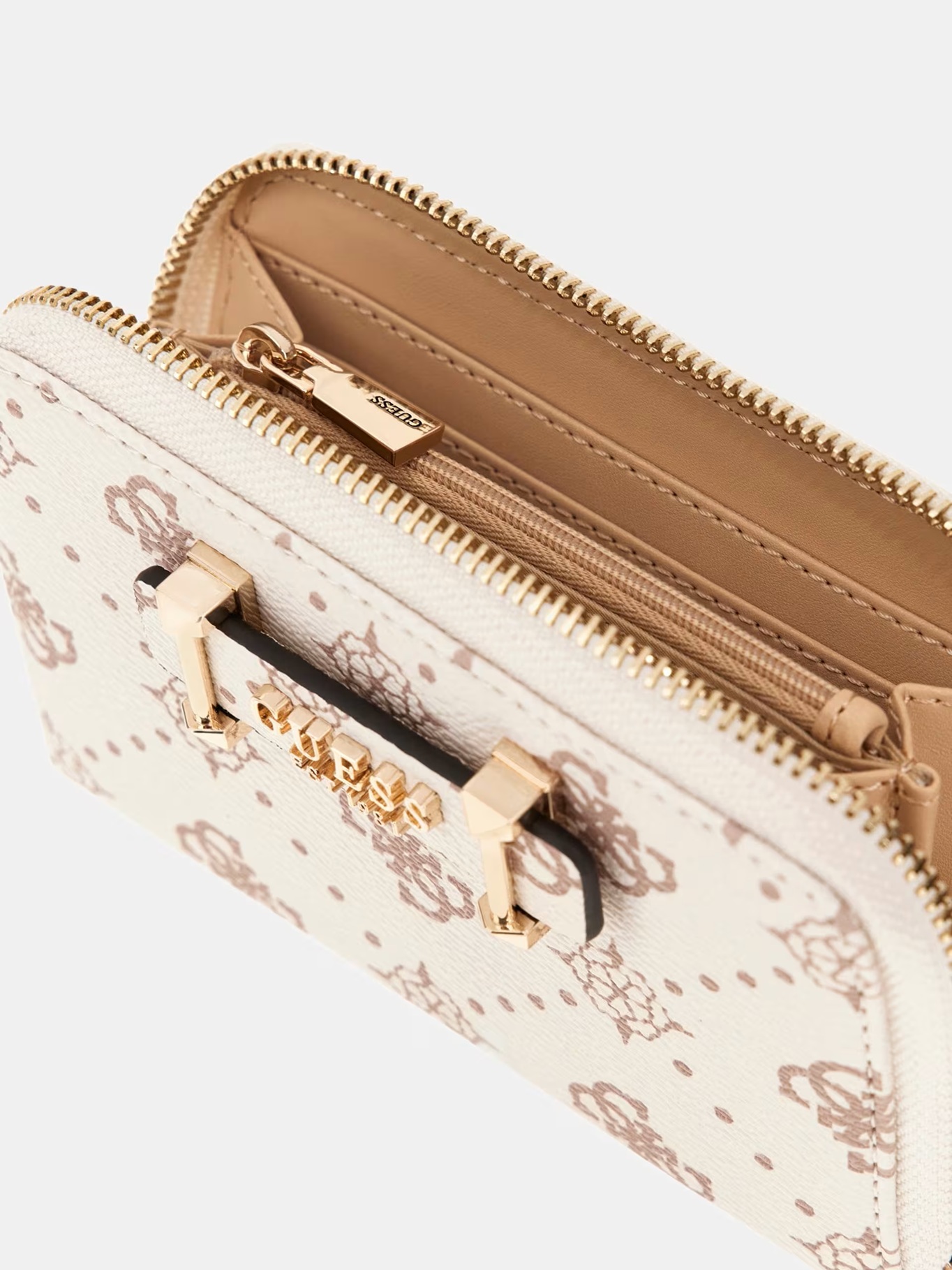 detail   Guess dámska krémová peňaženka