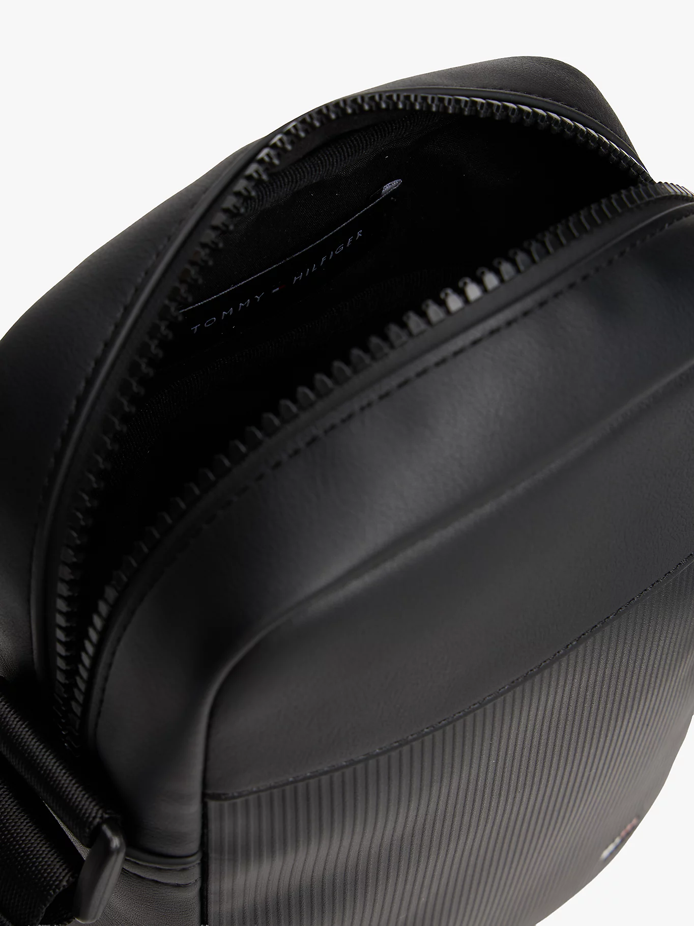 detail Tommy Hilfiger pánska čierna taška cez rameno