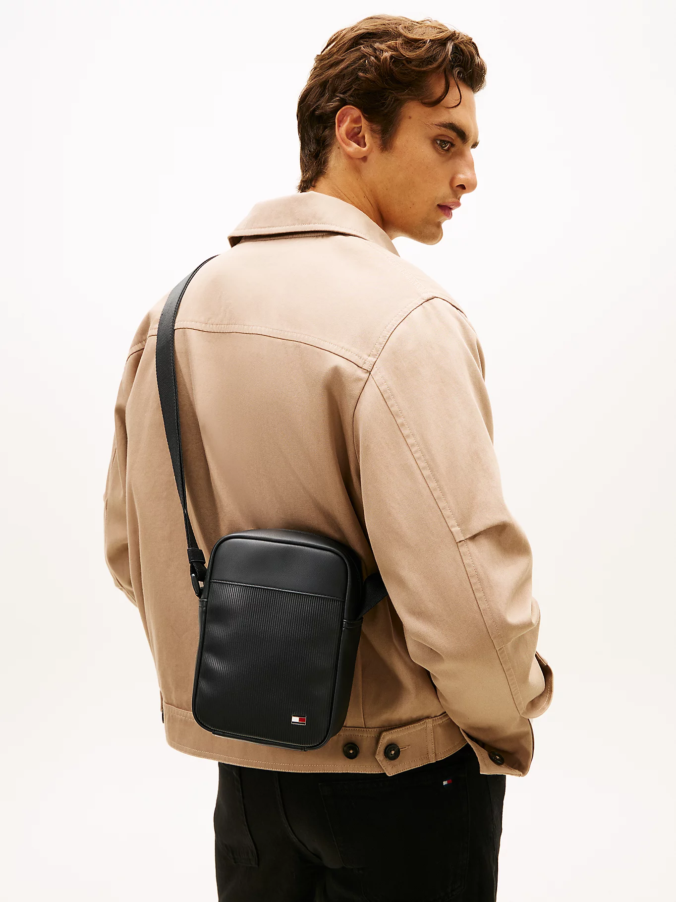 detail Tommy Hilfiger pánska čierna taška cez rameno