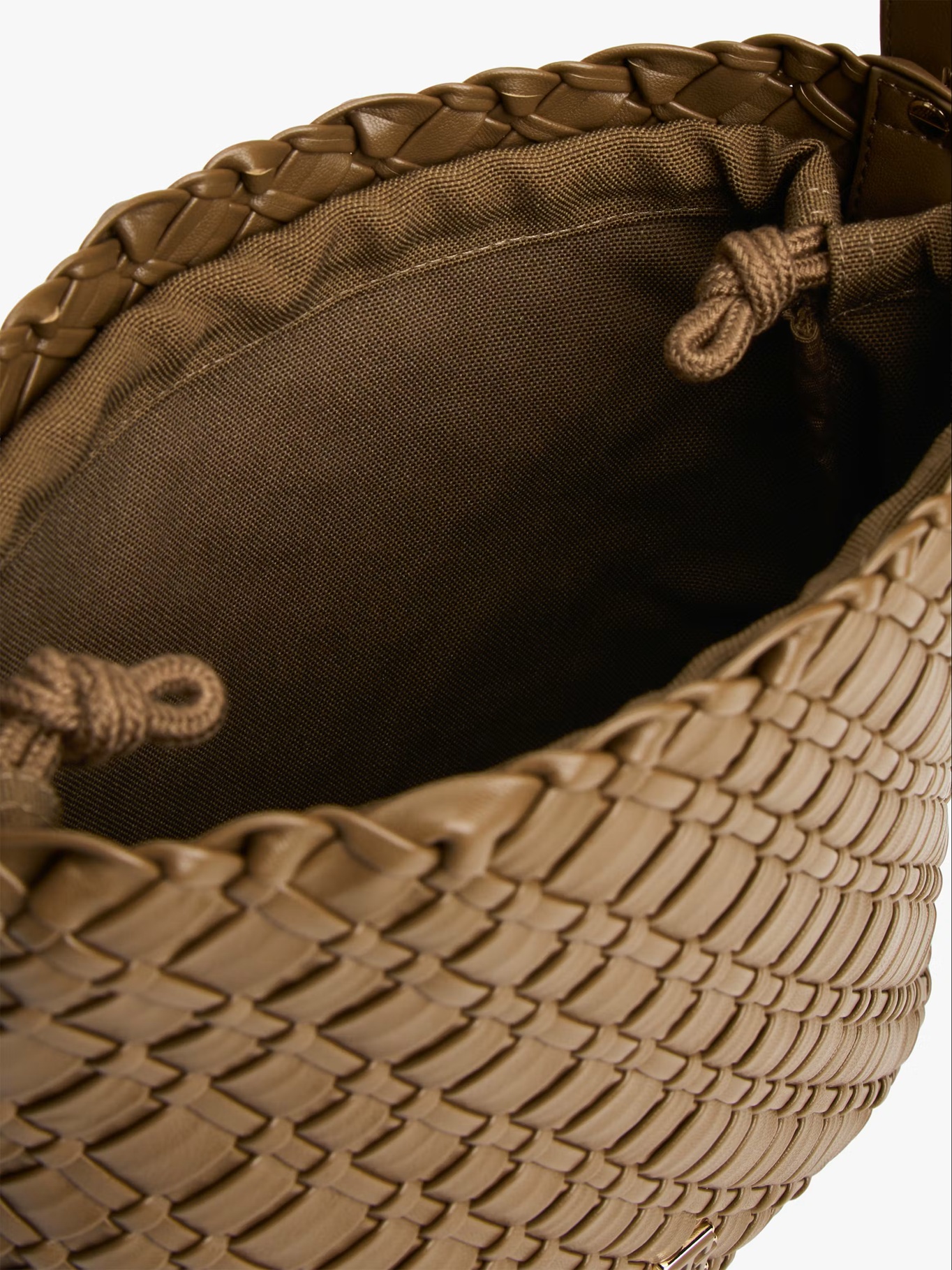 detail Tommy Hilfiger dámska hnedá kabelka