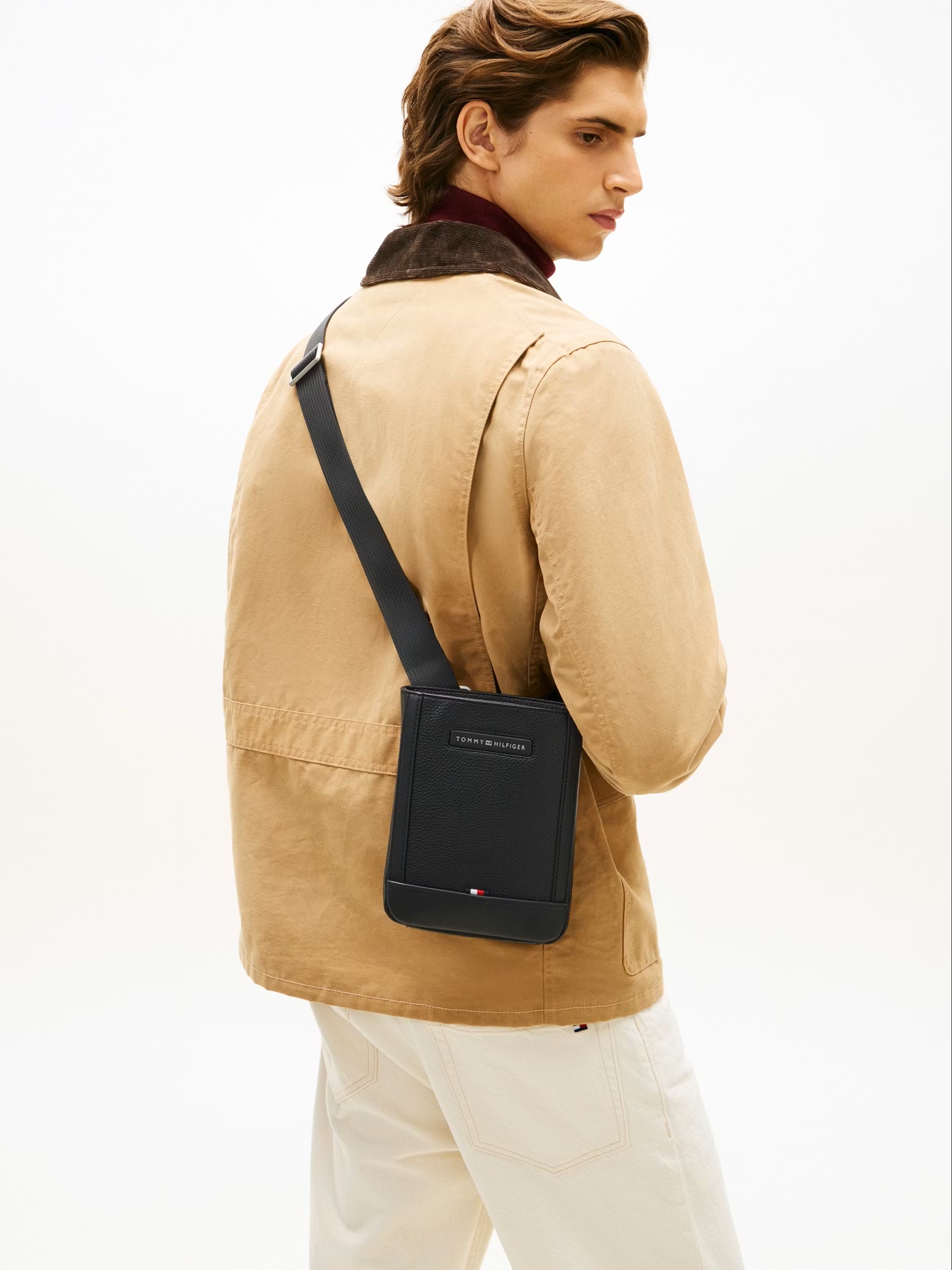 detail Tommy Hilfiger pánska čierna taška cez rameno