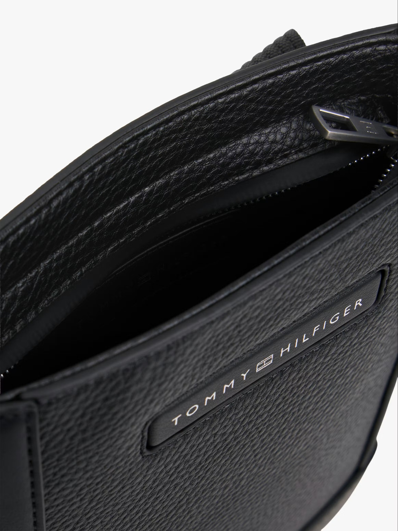 detail Tommy Hilfiger pánska čierna taška cez rameno