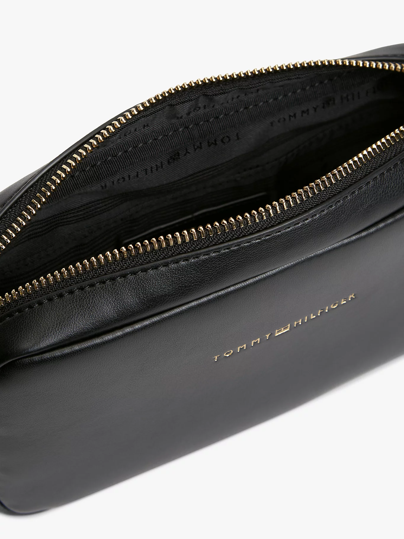 detail Tommy Hilfiger dámska čierna kabelka