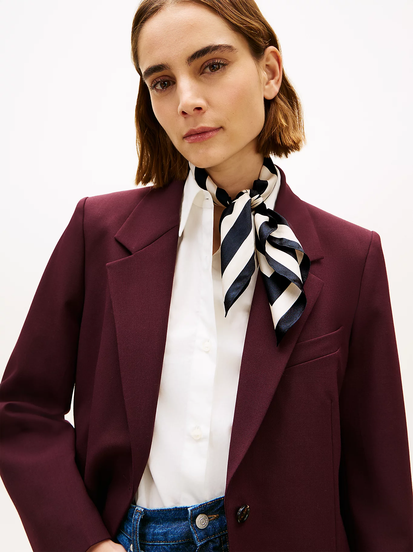 detail Tommy Hilfiger dámska tmavomodrá šatka