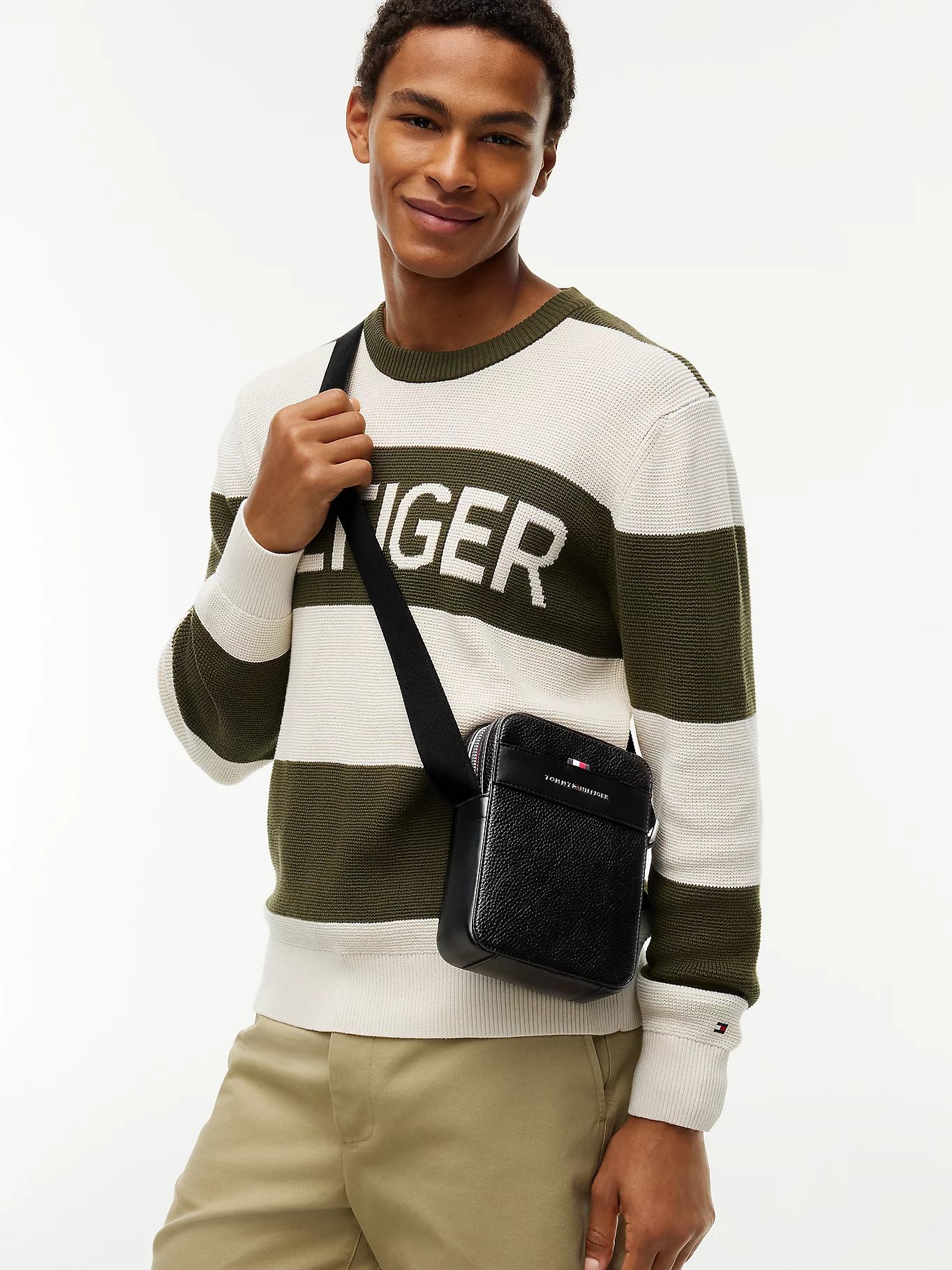 detail Tommy Hilfiger pánska čierna taška cez rameno