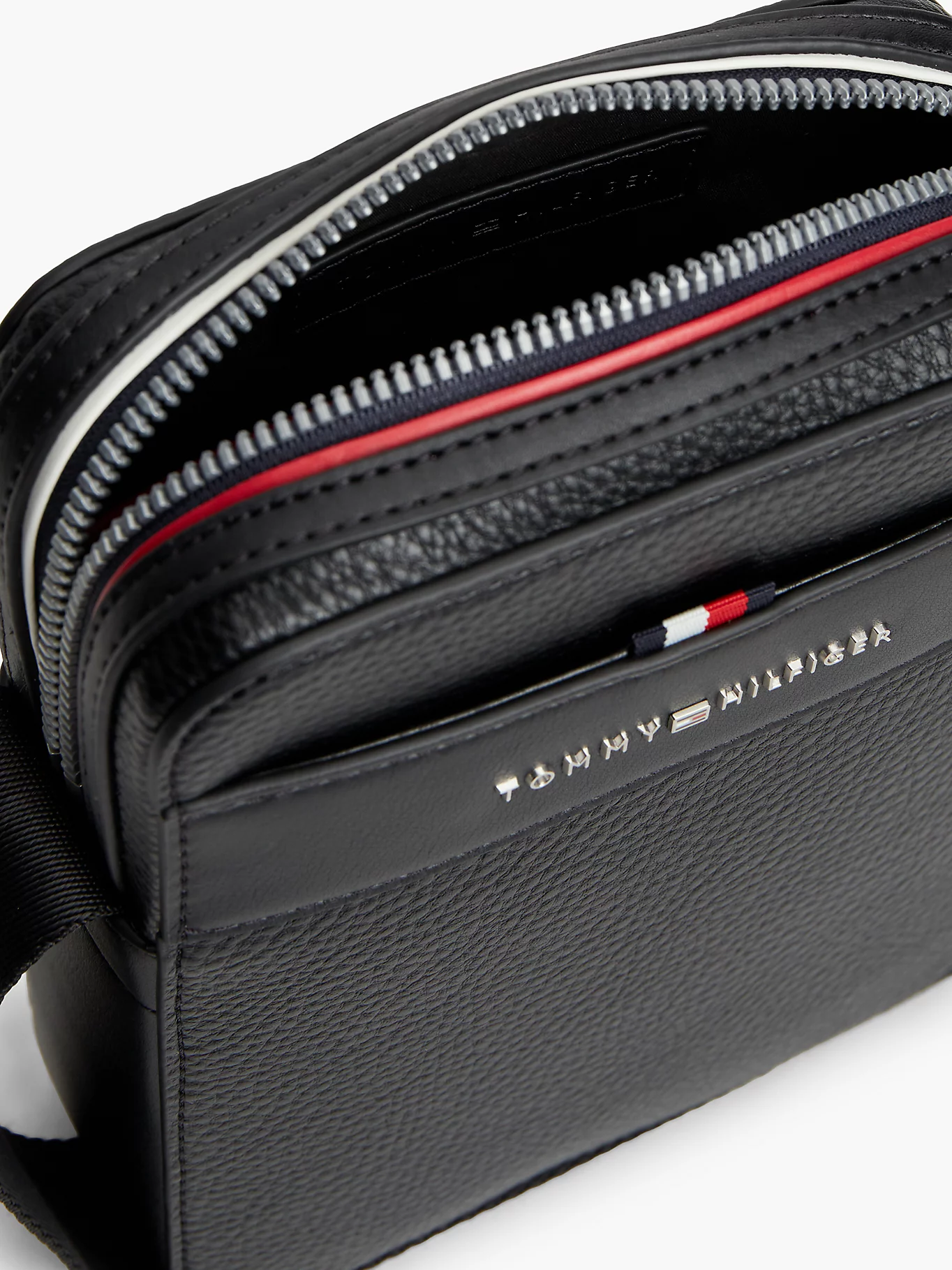 detail Tommy Hilfiger pánska čierna taška cez rameno