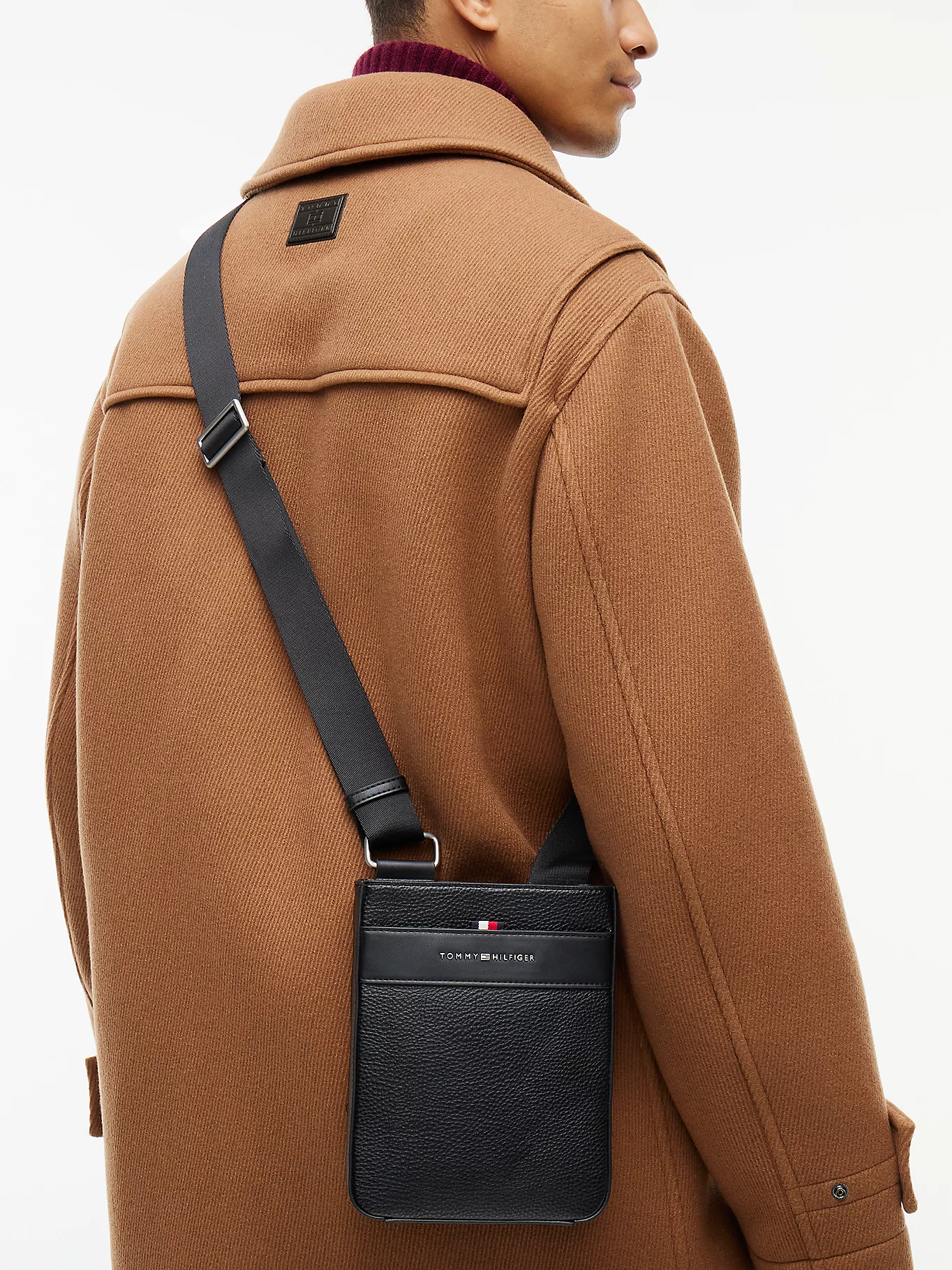 detail Tommy Hilfiger pánska čierna taška cez rameno