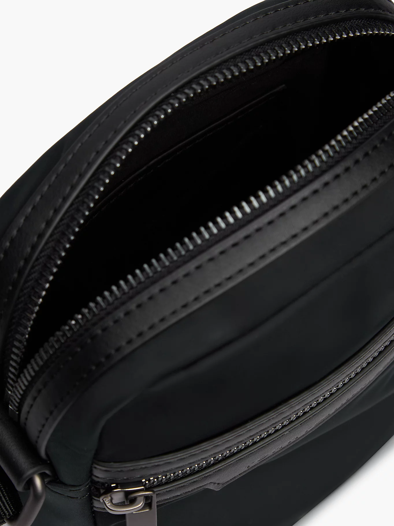 detail Tommy Hilfiger pánska čierna taška cez rameno