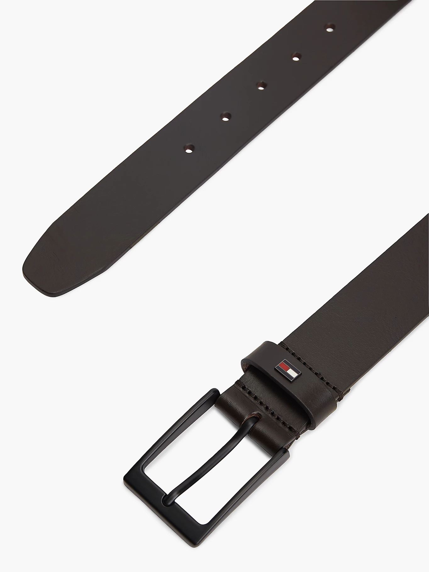 detail Tommy Hilfiger pánsky tmavo hnedý opasok