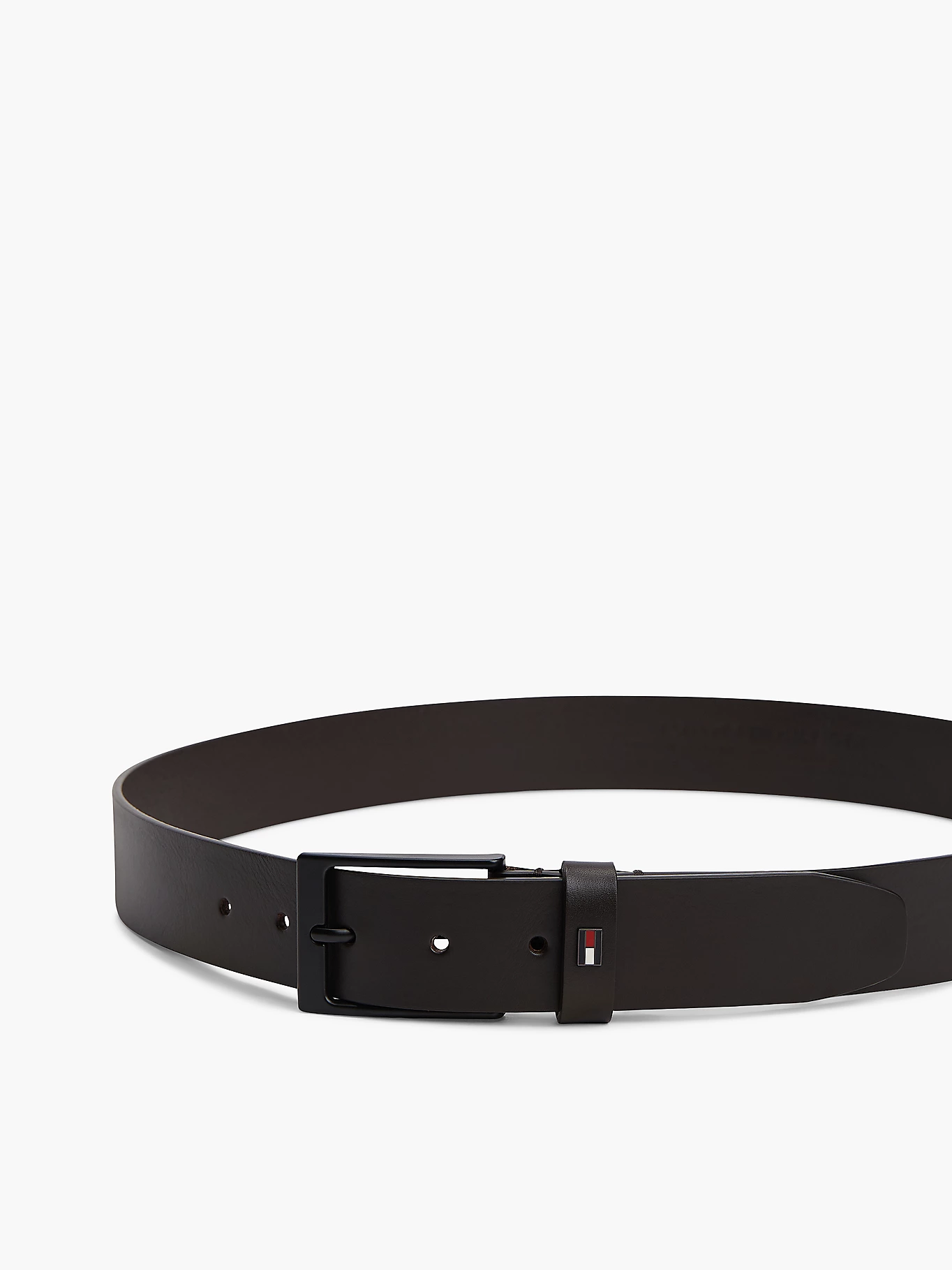 detail Tommy Hilfiger pánsky tmavo hnedý opasok