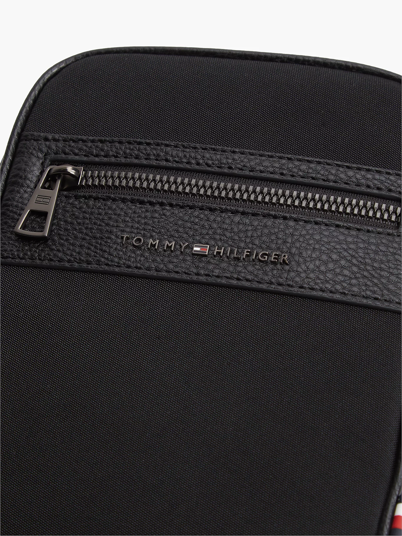detail Tommy Hilfiger pánska čierna taška cez rameno