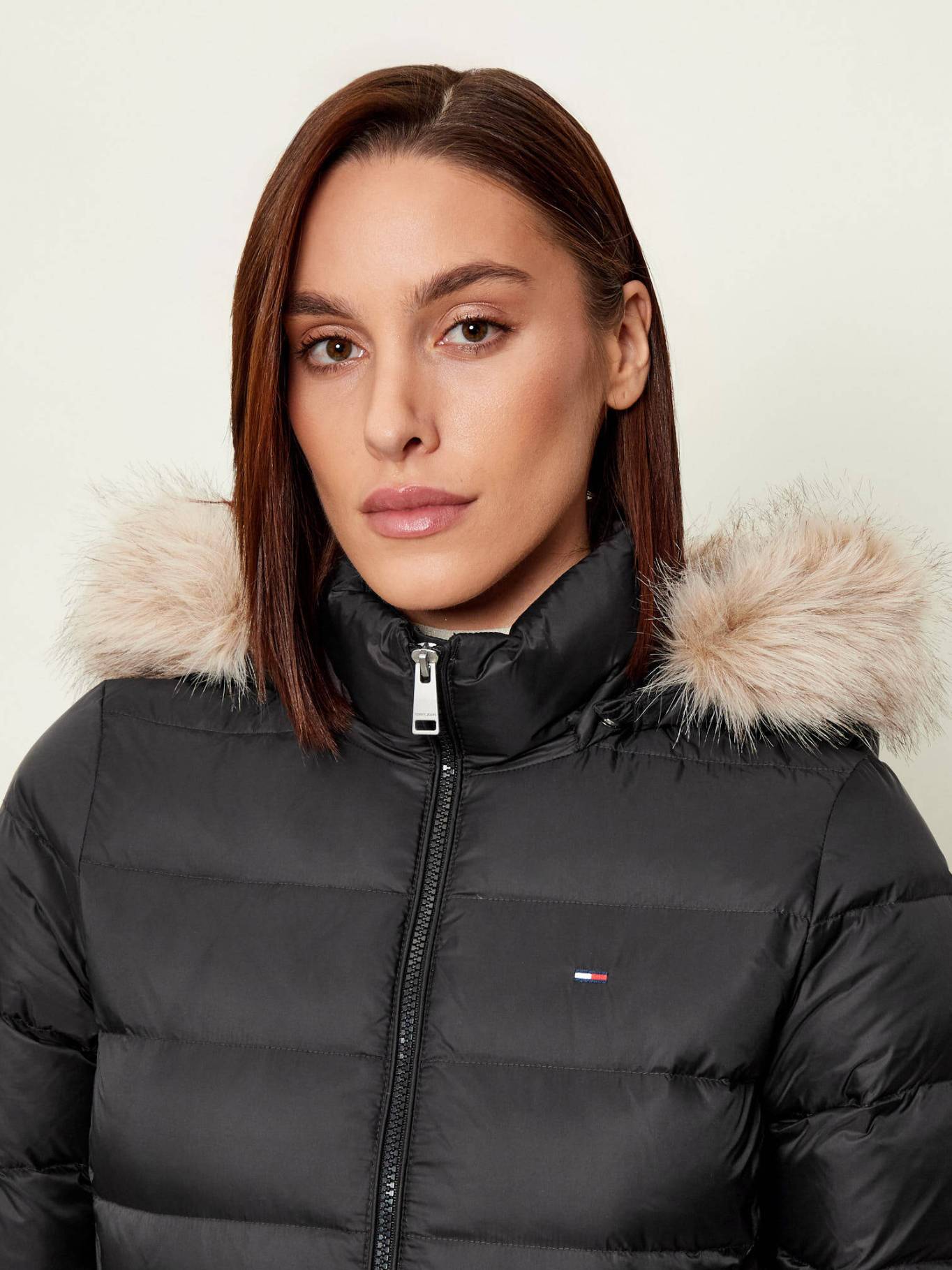 detail Tommy Jeans dámska čierna bunda