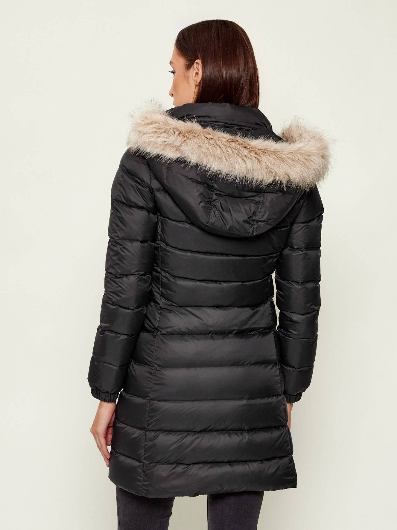 detail Tommy Jeans dámska čierna bunda