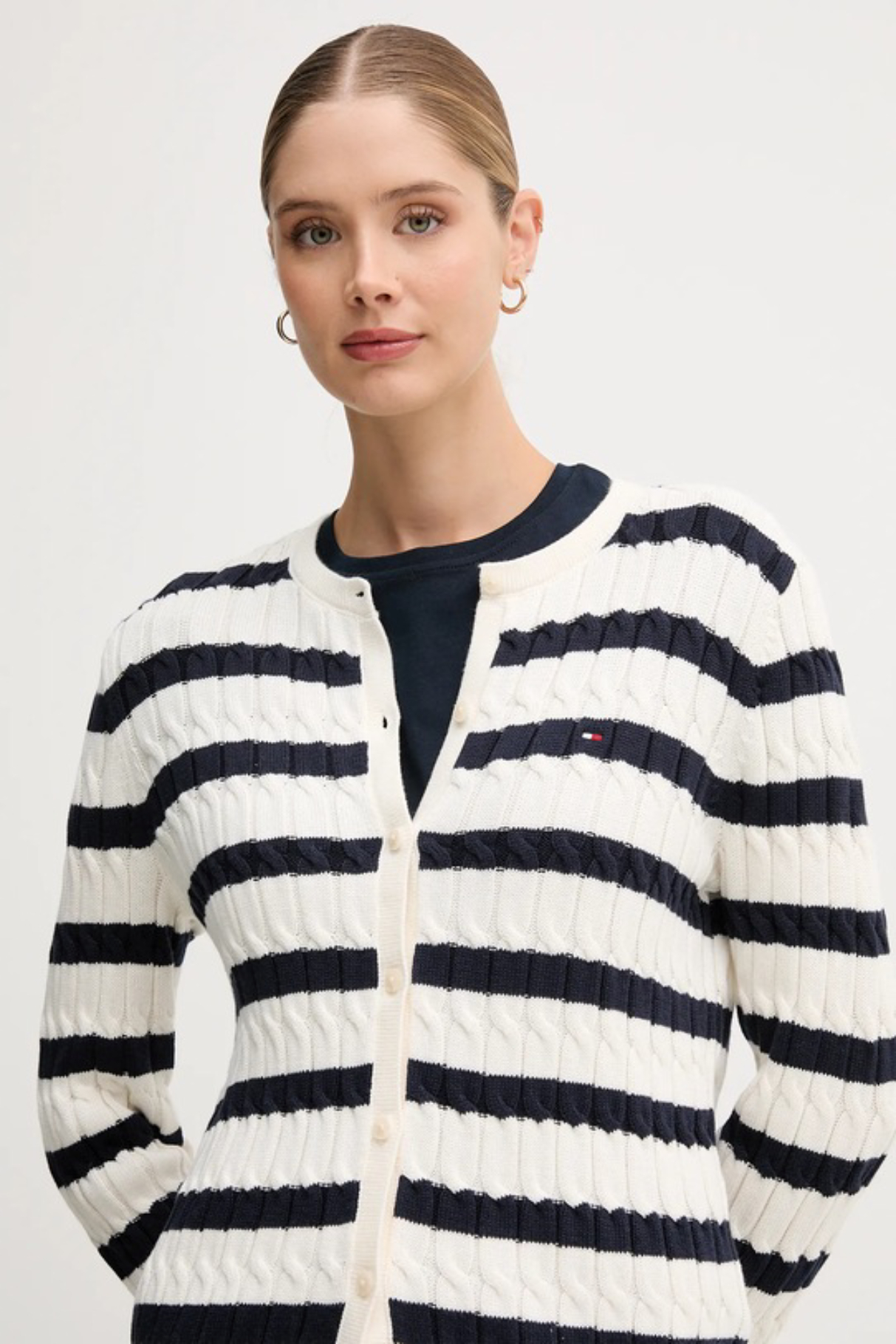 detail Tommy Hilfiger pruhovaný sveter