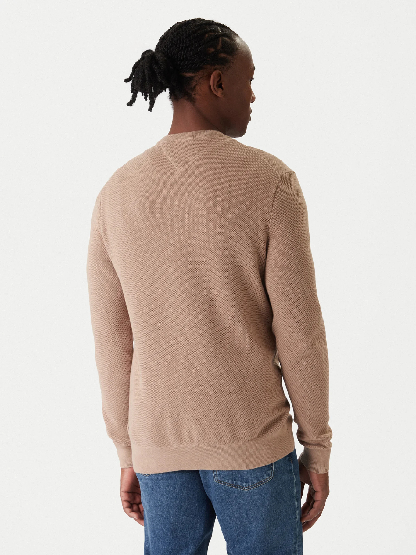 detail Tommy Hilfiger pánsky béžový sveter