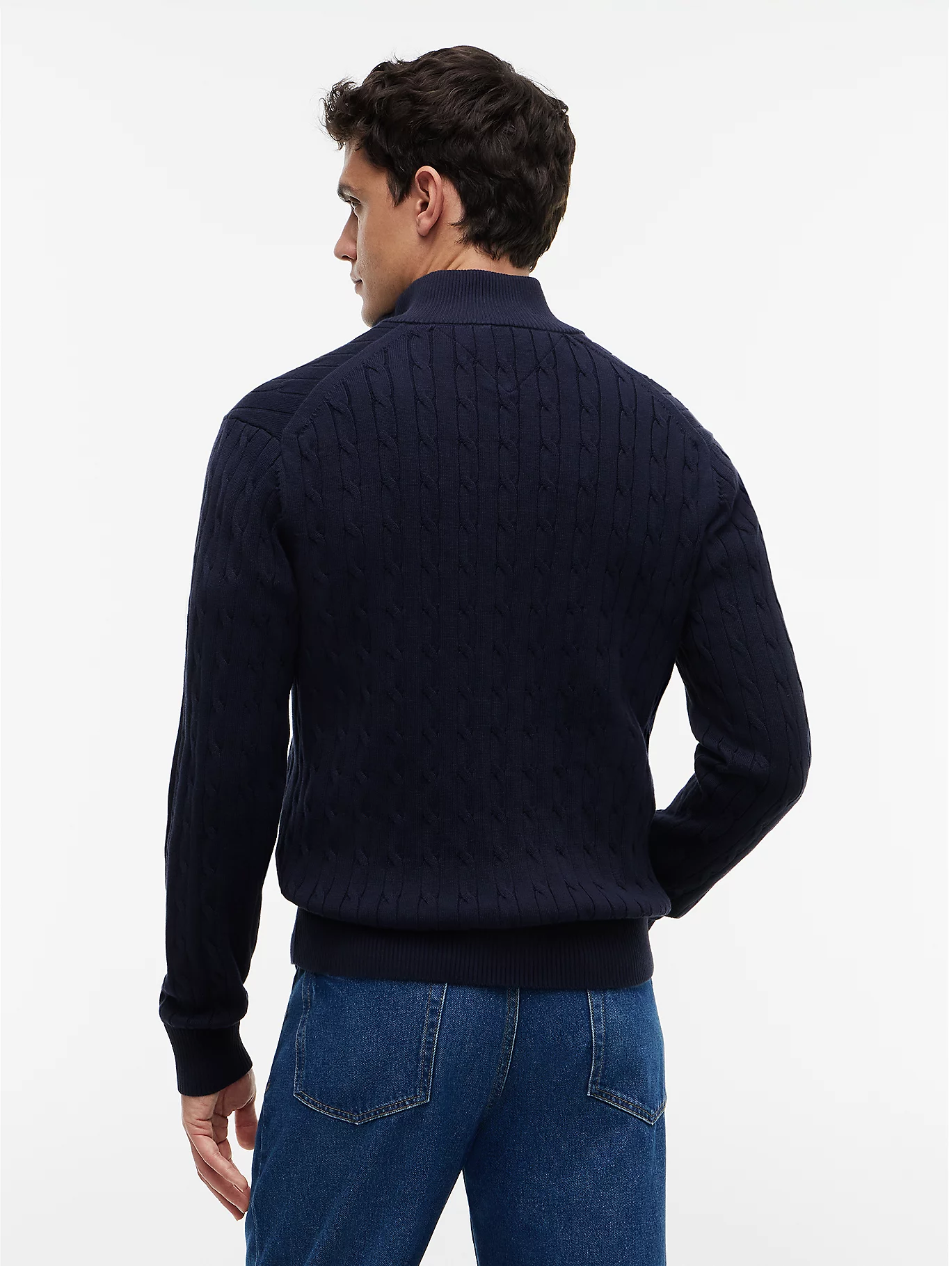 detail Tommy Hilfiger pánsky tmavomodrý sveter
