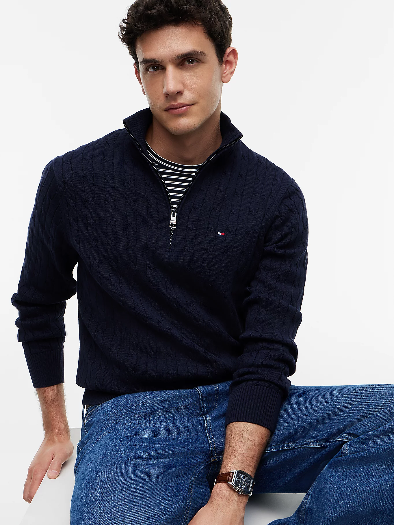 detail Tommy Hilfiger pánsky tmavomodrý sveter