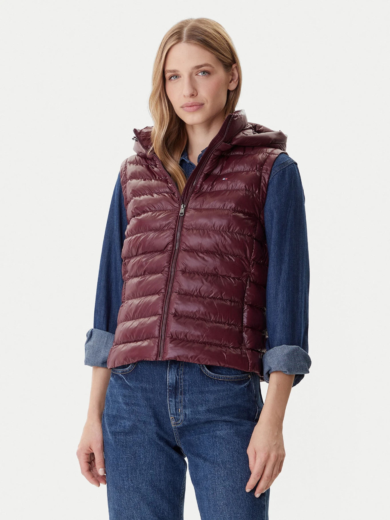 detail Tommy Hilfiger dámska bordová vesta 