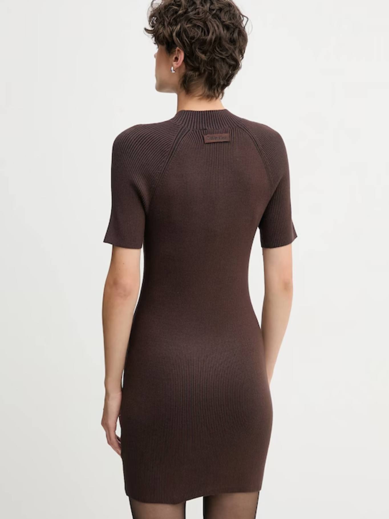 detail Calvin Klein dámske hnedé mini šaty