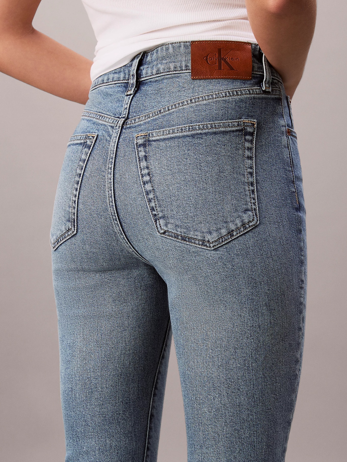 detail Calvin Klein dámske modré džínsy