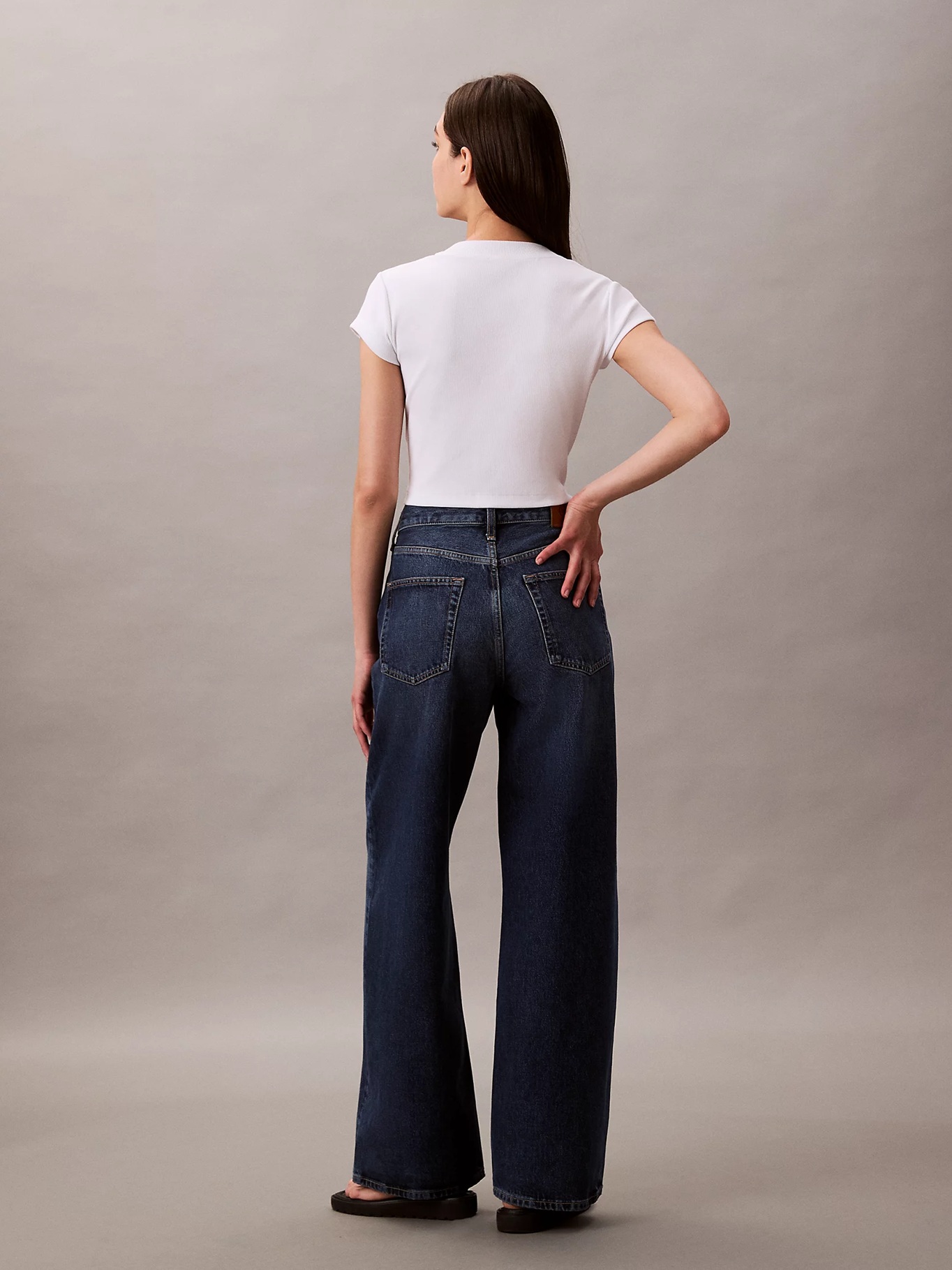 detail Calvin Klein dámske tmavo modré džínsy