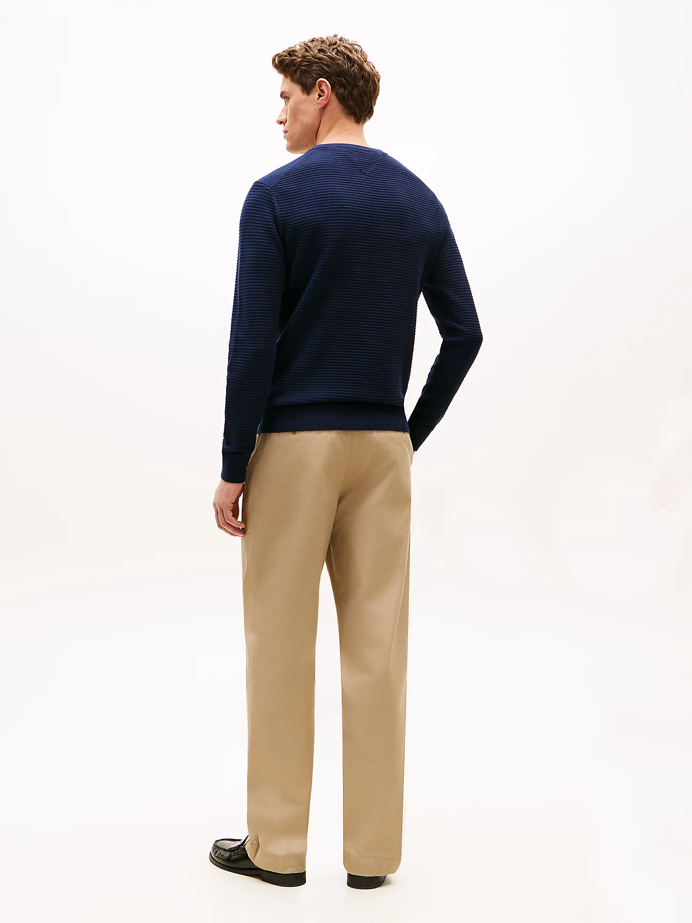 detail Tommy Hilfiger pánsky tmavomodrý sveter