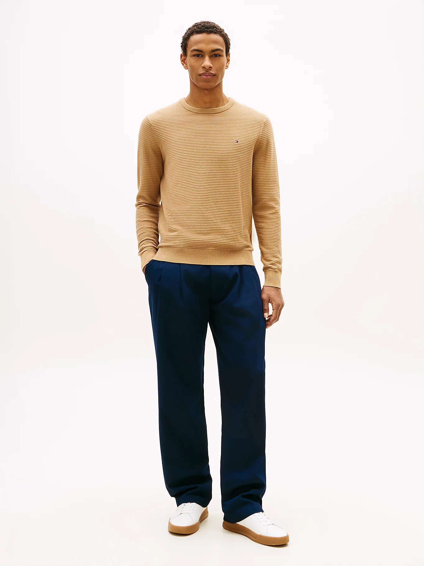 detail Tommy Hilfiger pánsky béžový sveter