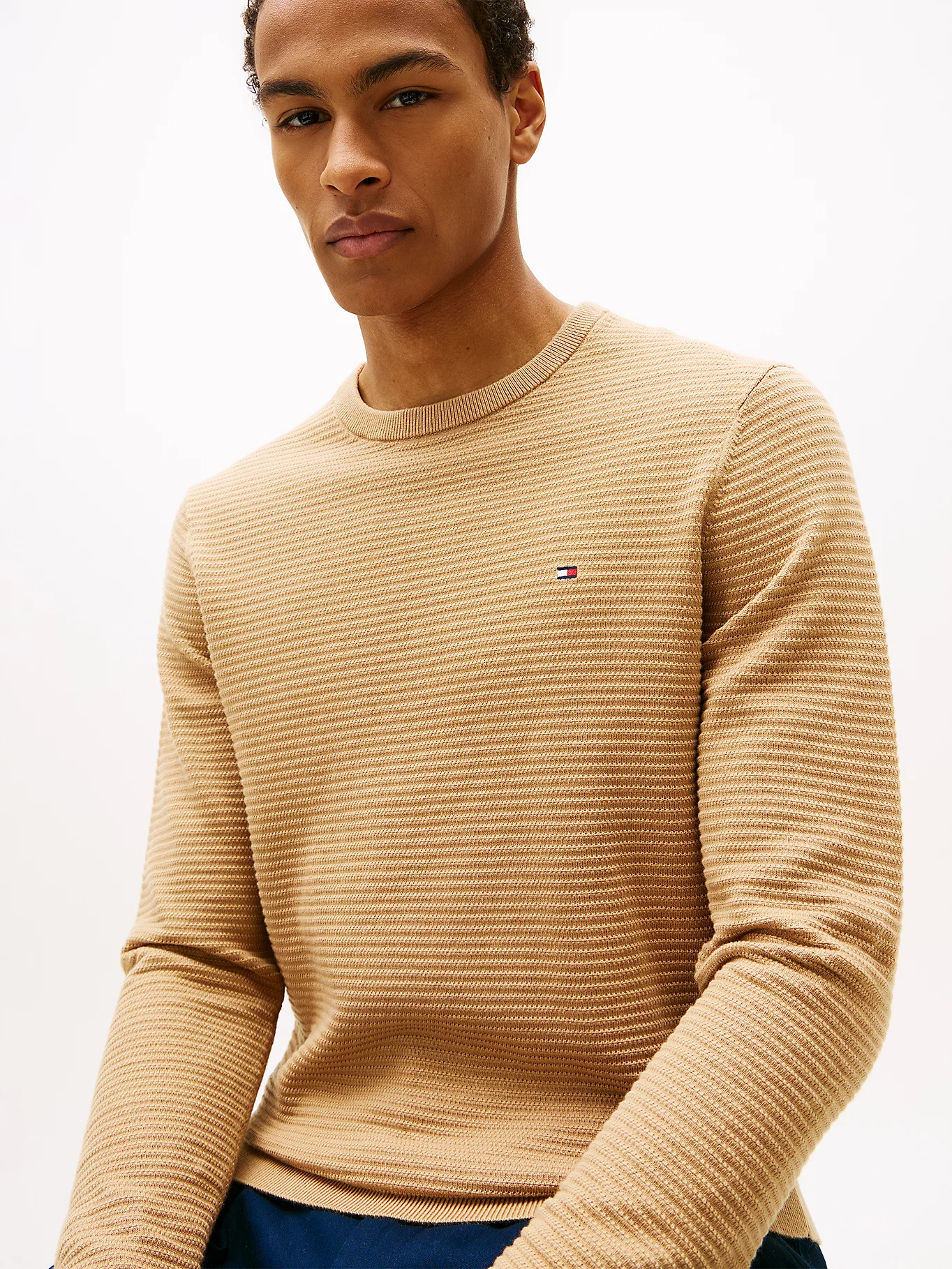 detail Tommy Hilfiger pánsky béžový sveter